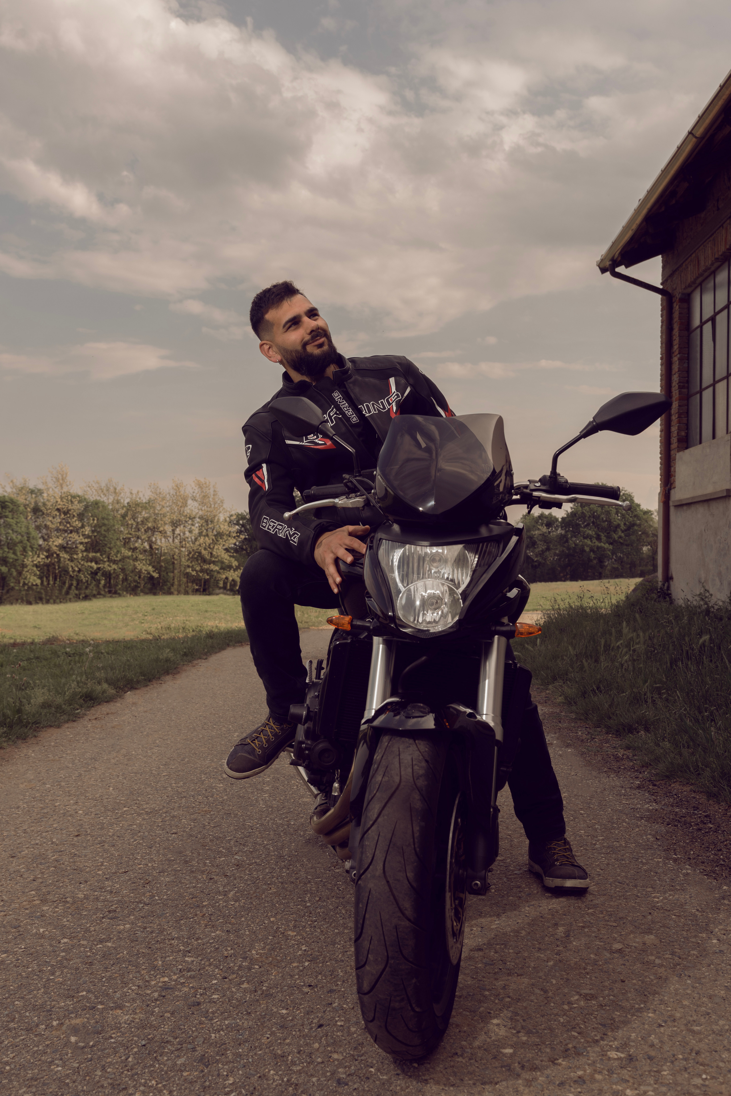 Servizio fotografico all’esterno per appassionati di moto