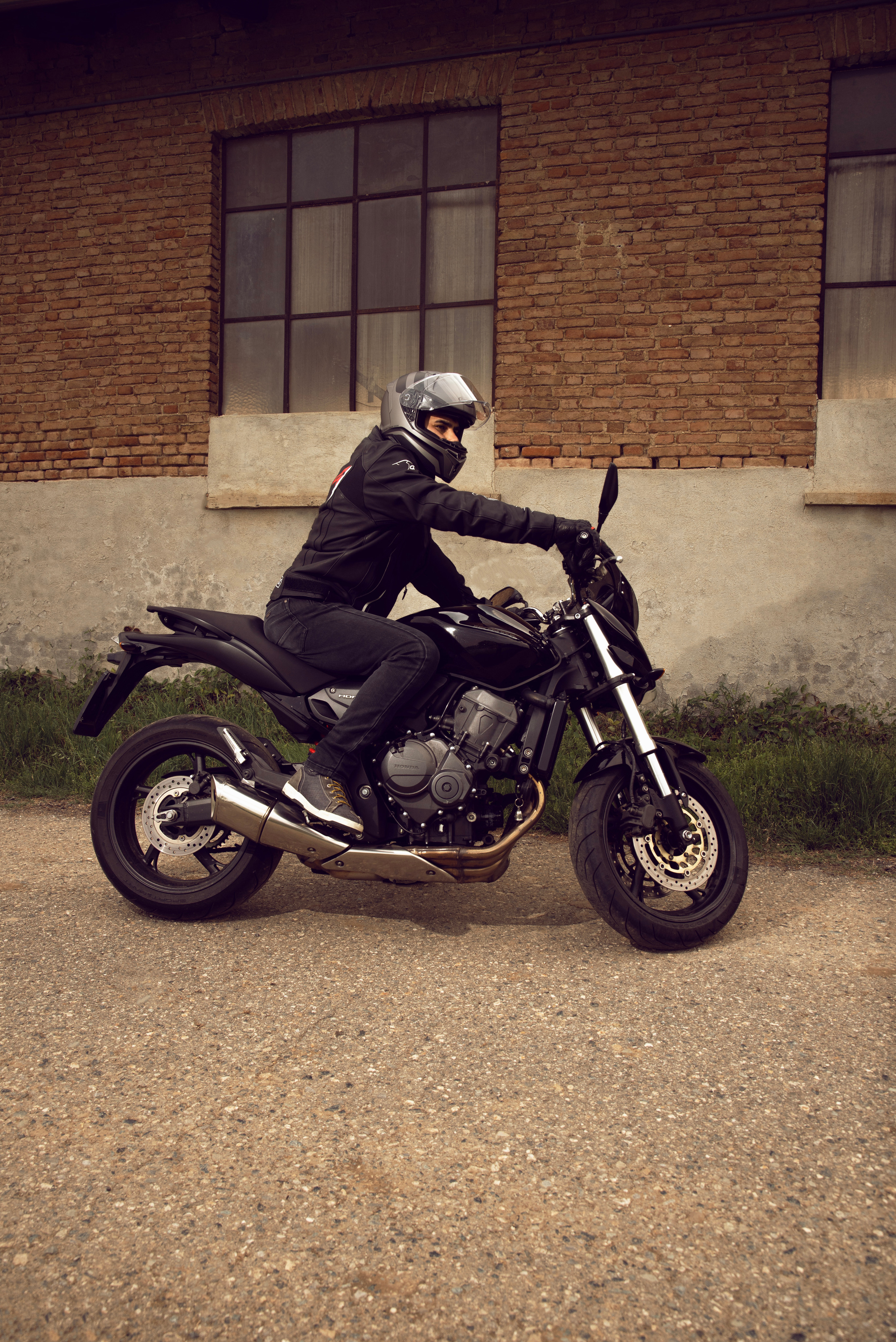 Servizio fotografico all’esterno per appassionati di moto