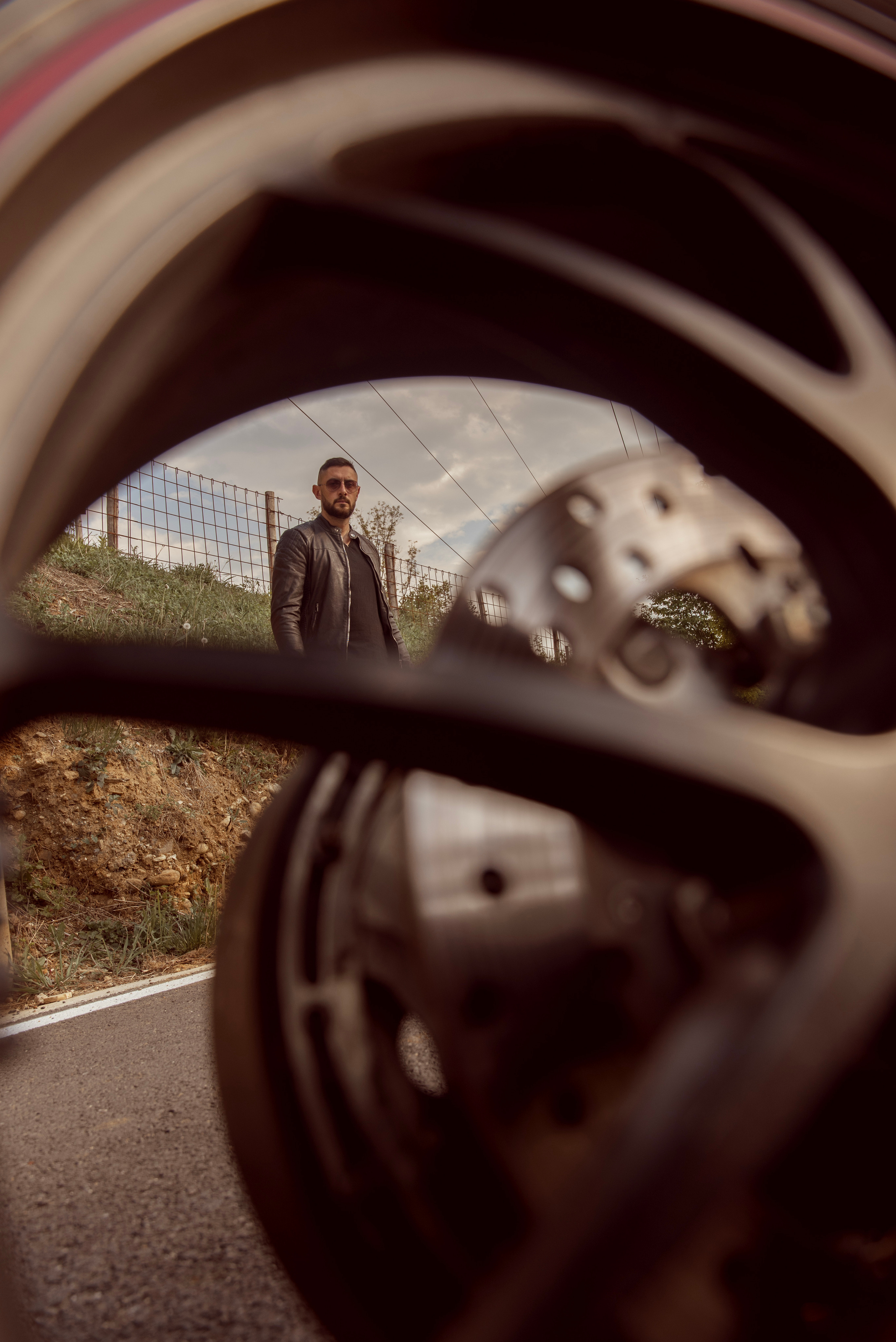 Servizio fotografico uomo all’esterno: passione moto