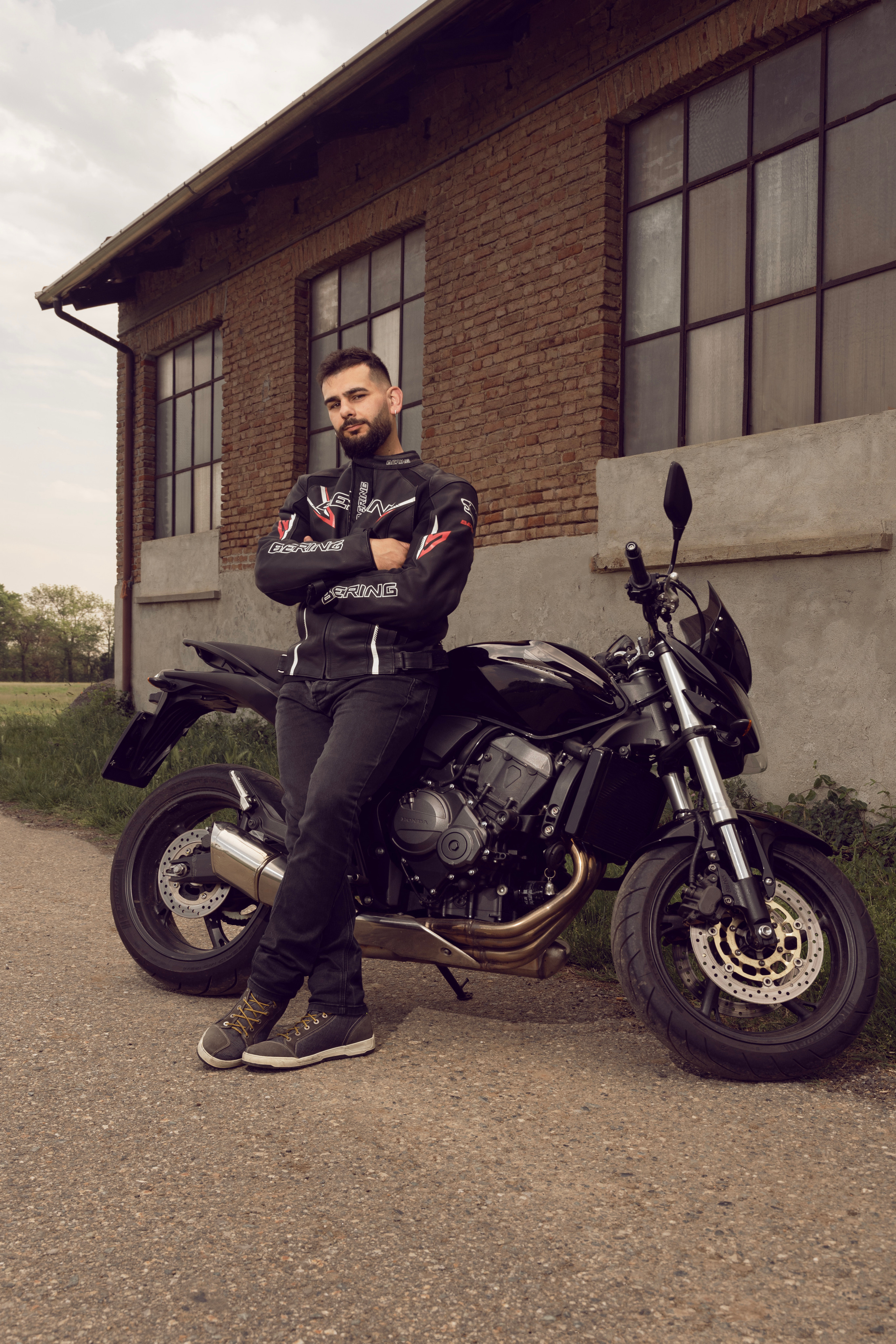 Servizio fotografico all’esterno per appassionati di moto