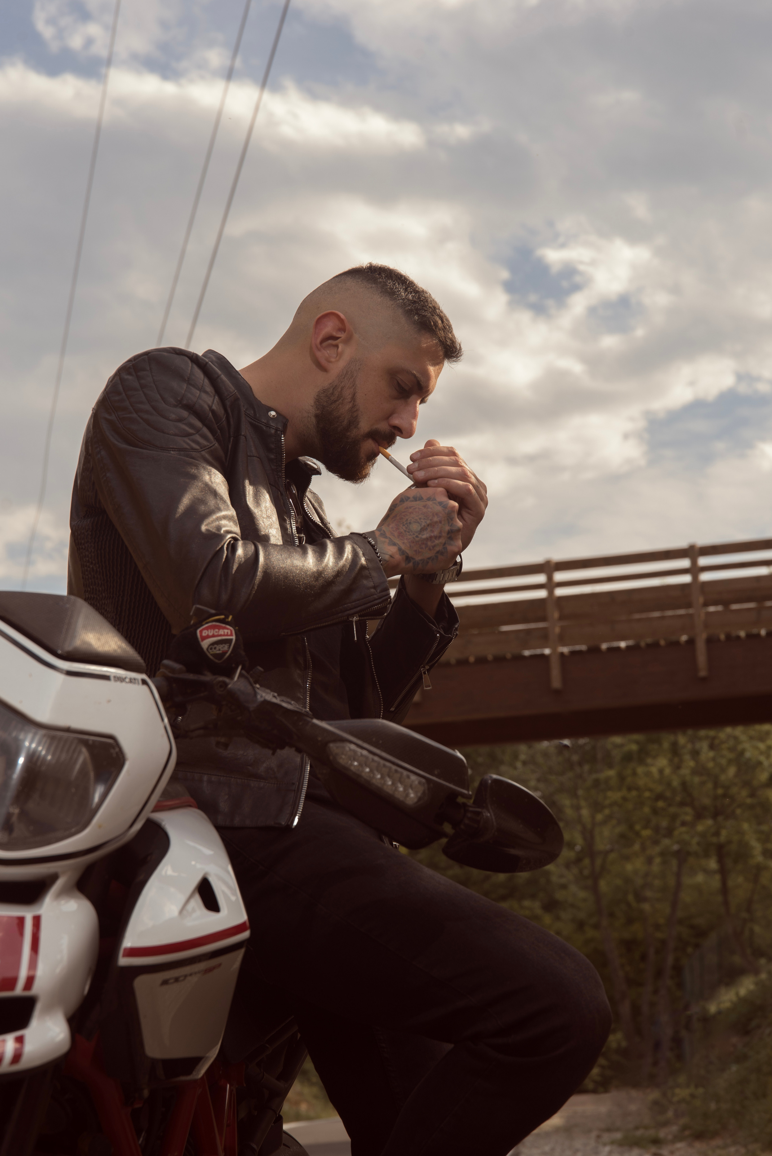 Servizio fotografico uomo all’esterno: passione moto