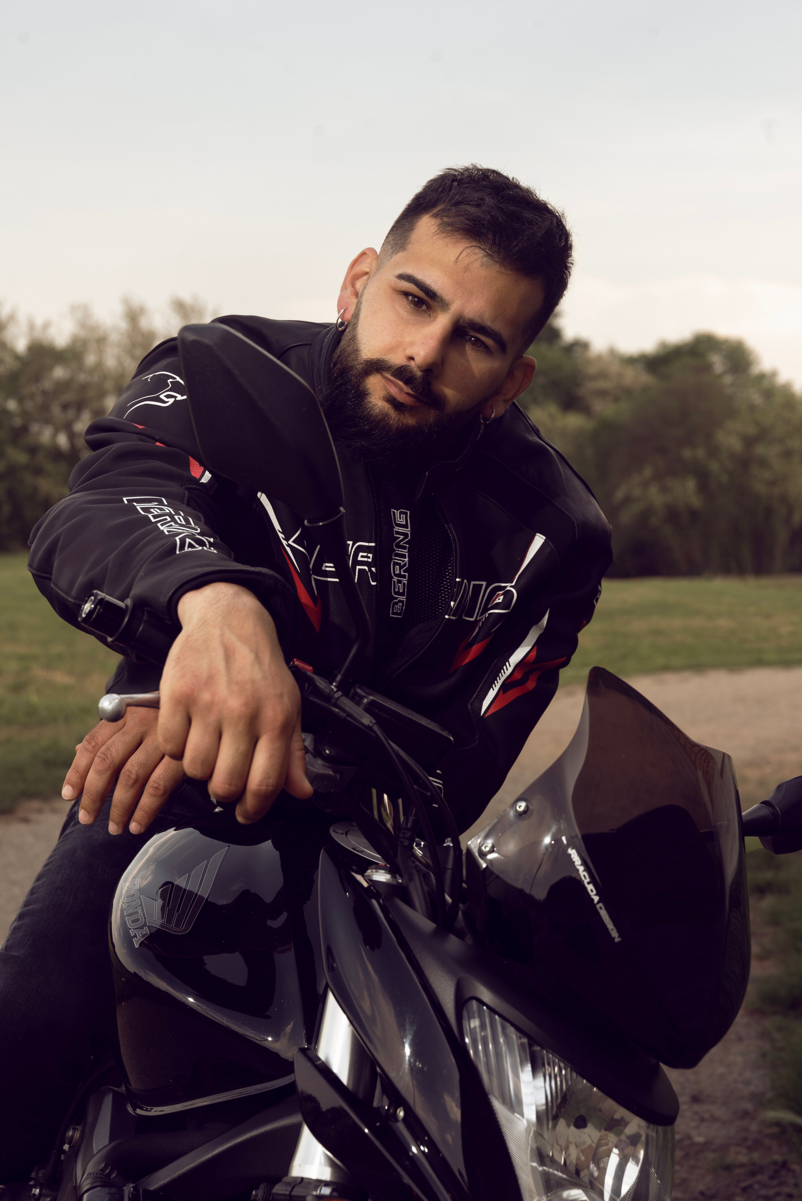 Servizio fotografico all’esterno per appassionati di moto