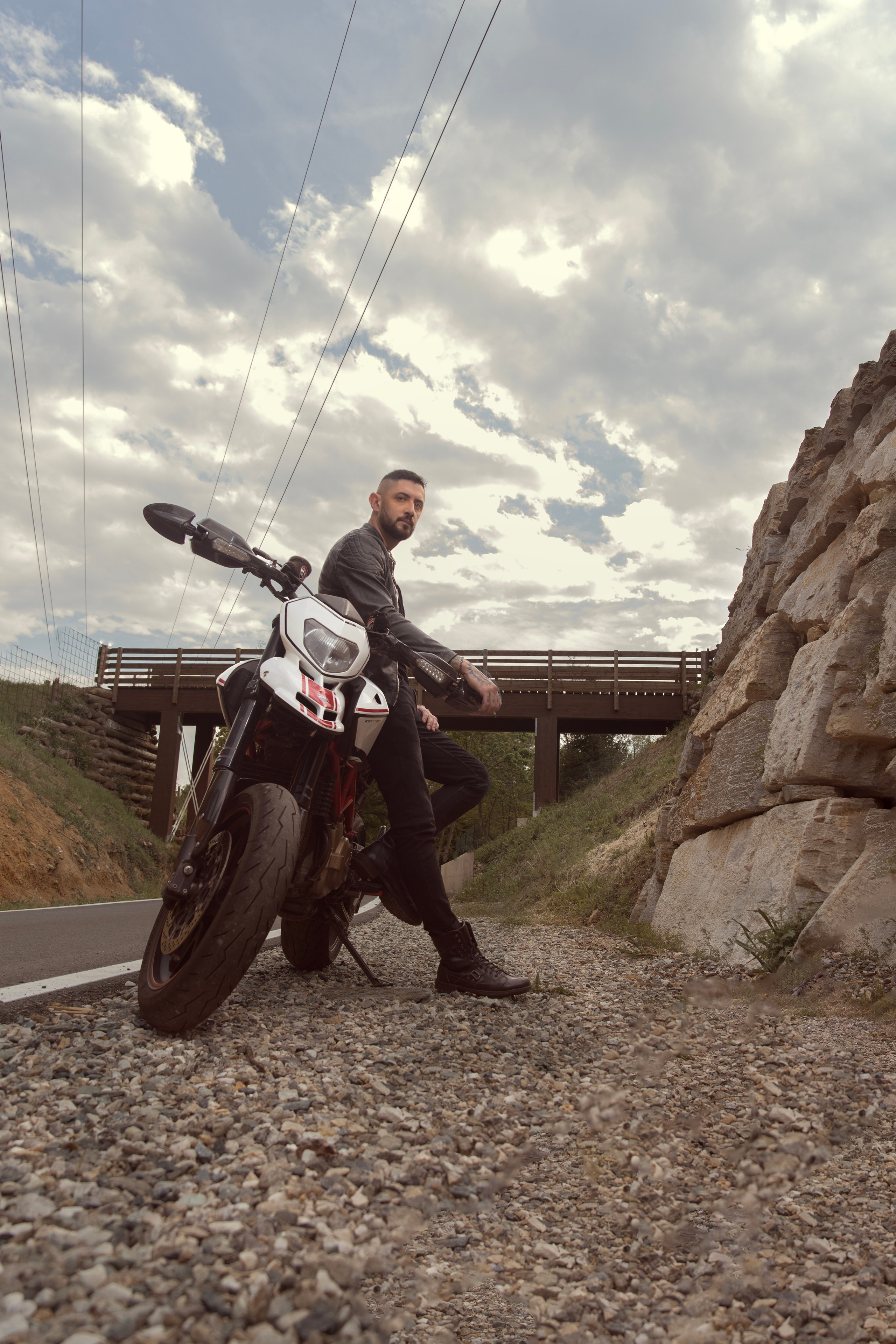 Servizio fotografico uomo all’esterno: passione moto