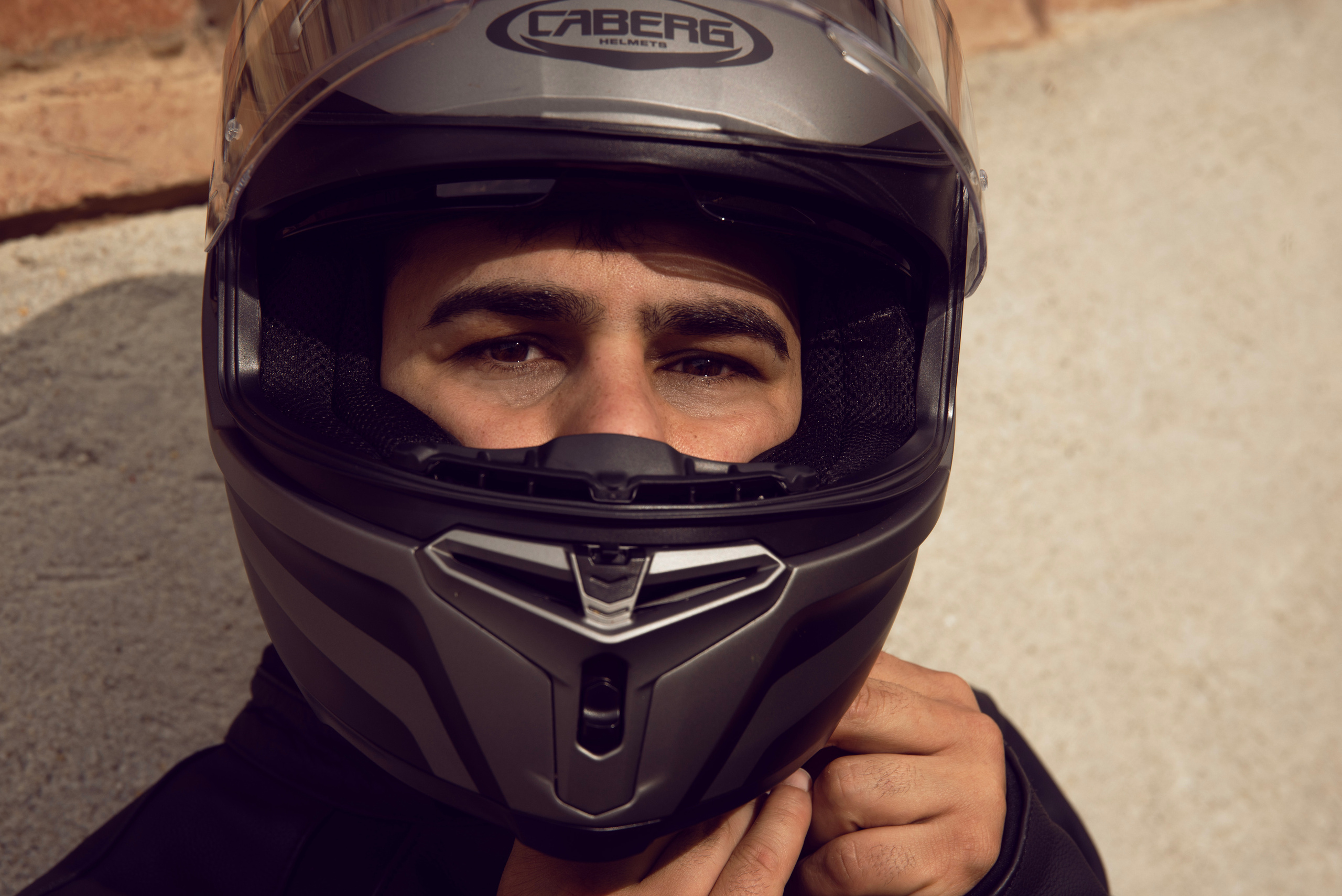 Servizio fotografico all’esterno per appassionati di moto