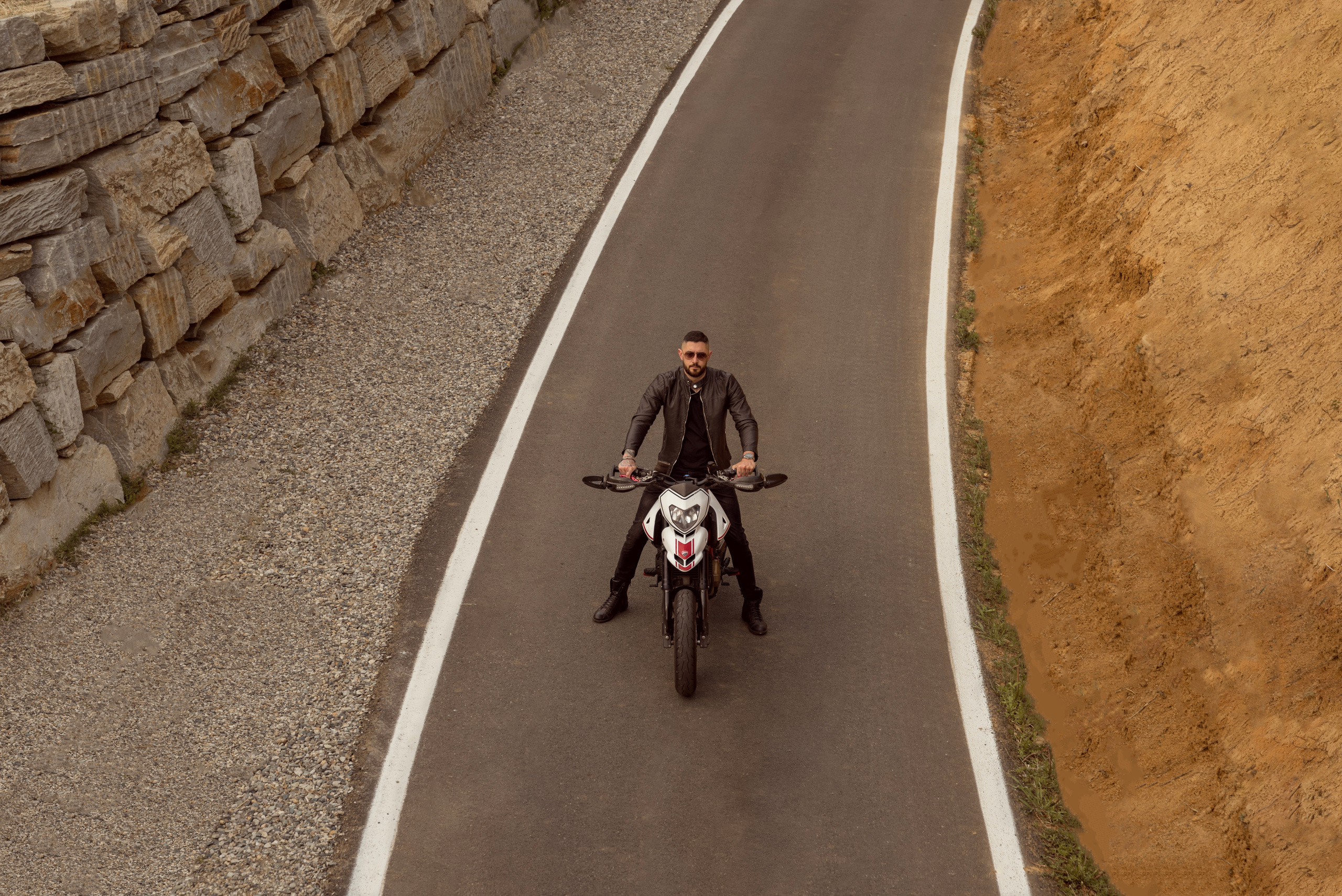 Servizio fotografico uomo all’esterno: passione moto