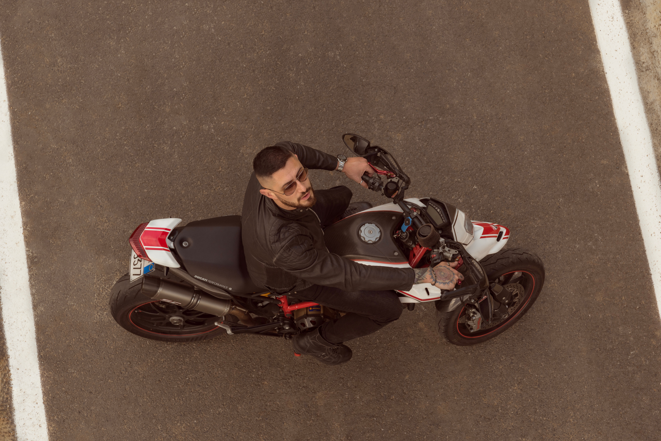 Servizio fotografico uomo all’esterno: passione moto