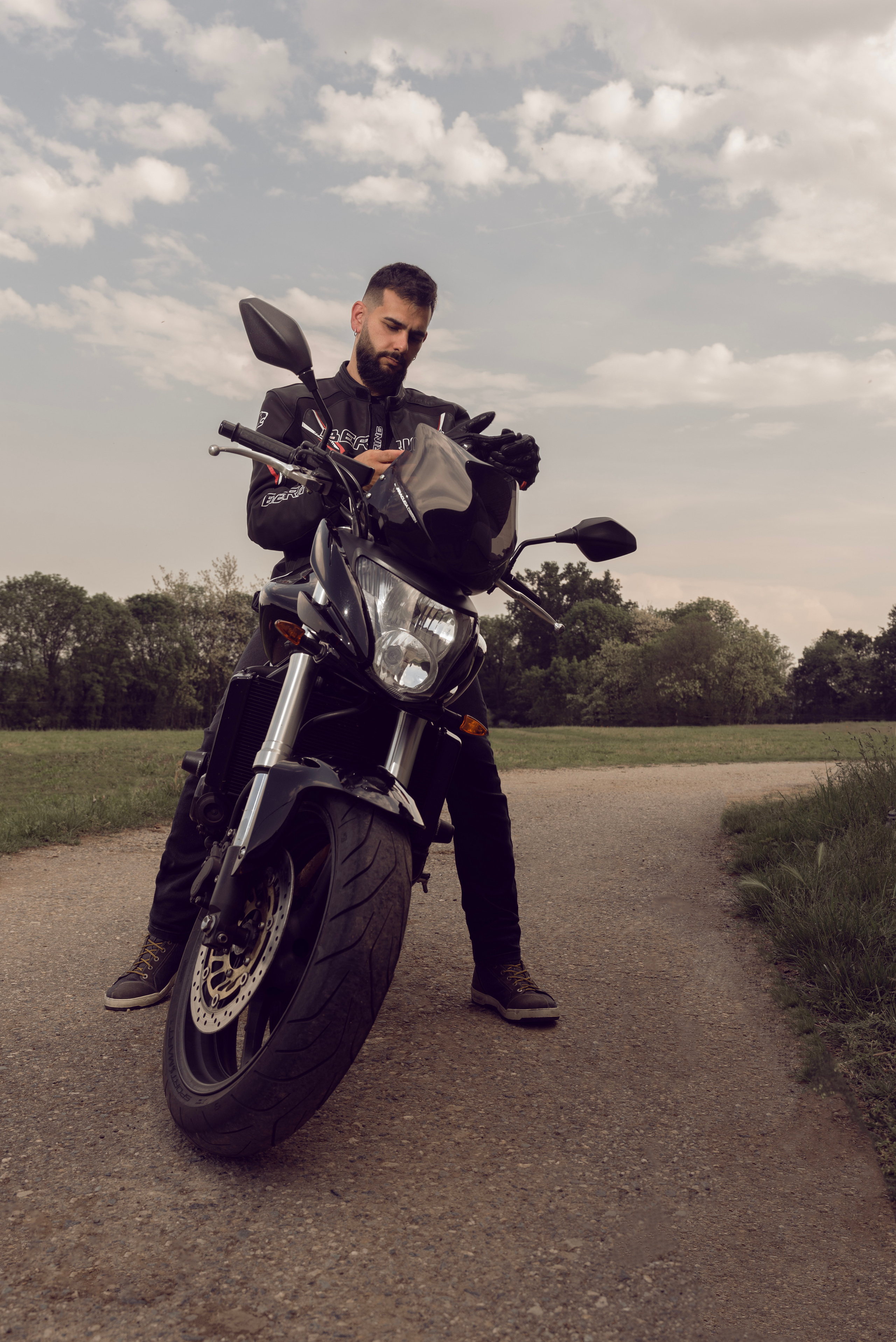 Servizio fotografico all’esterno per appassionati di moto