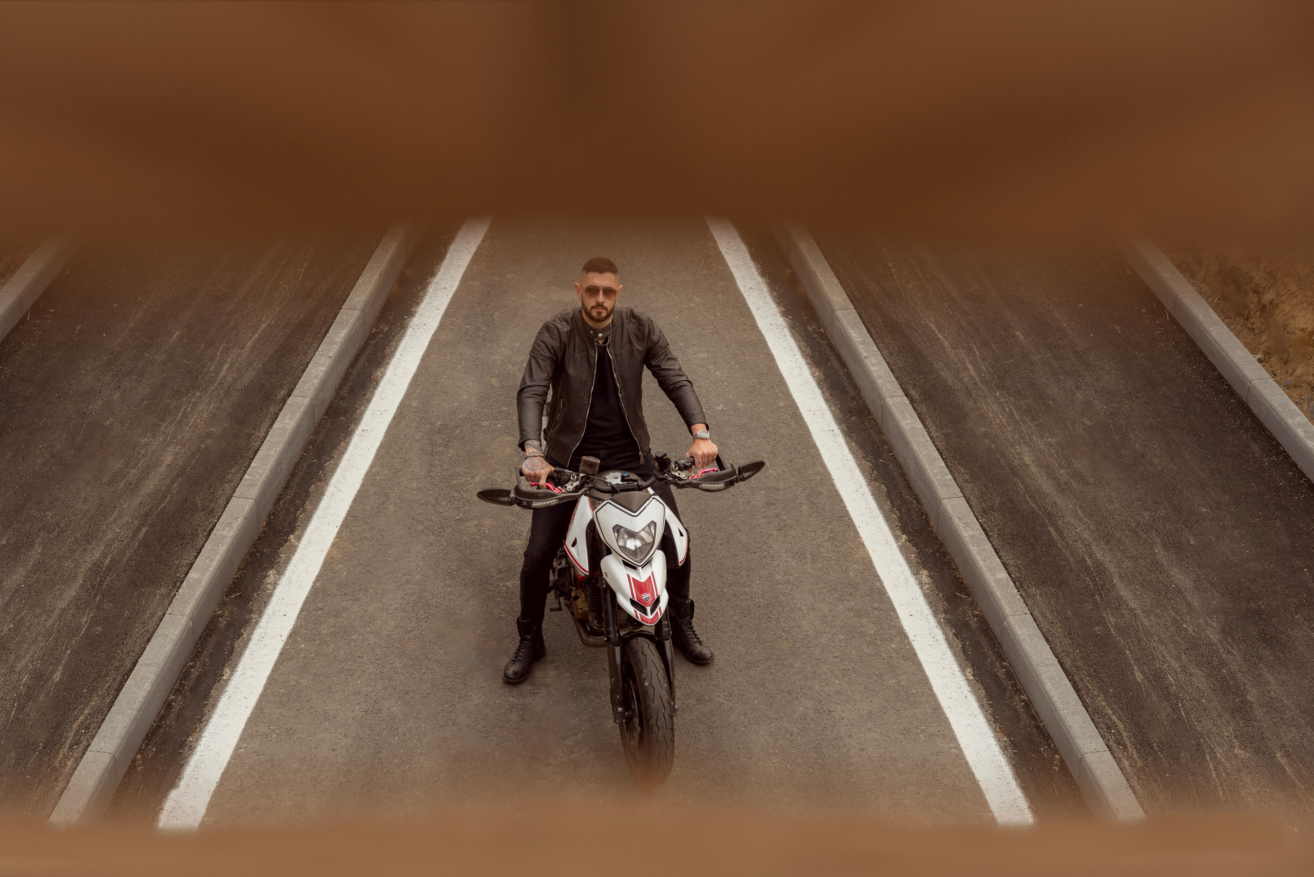 Servizio fotografico uomo all’esterno: passione moto