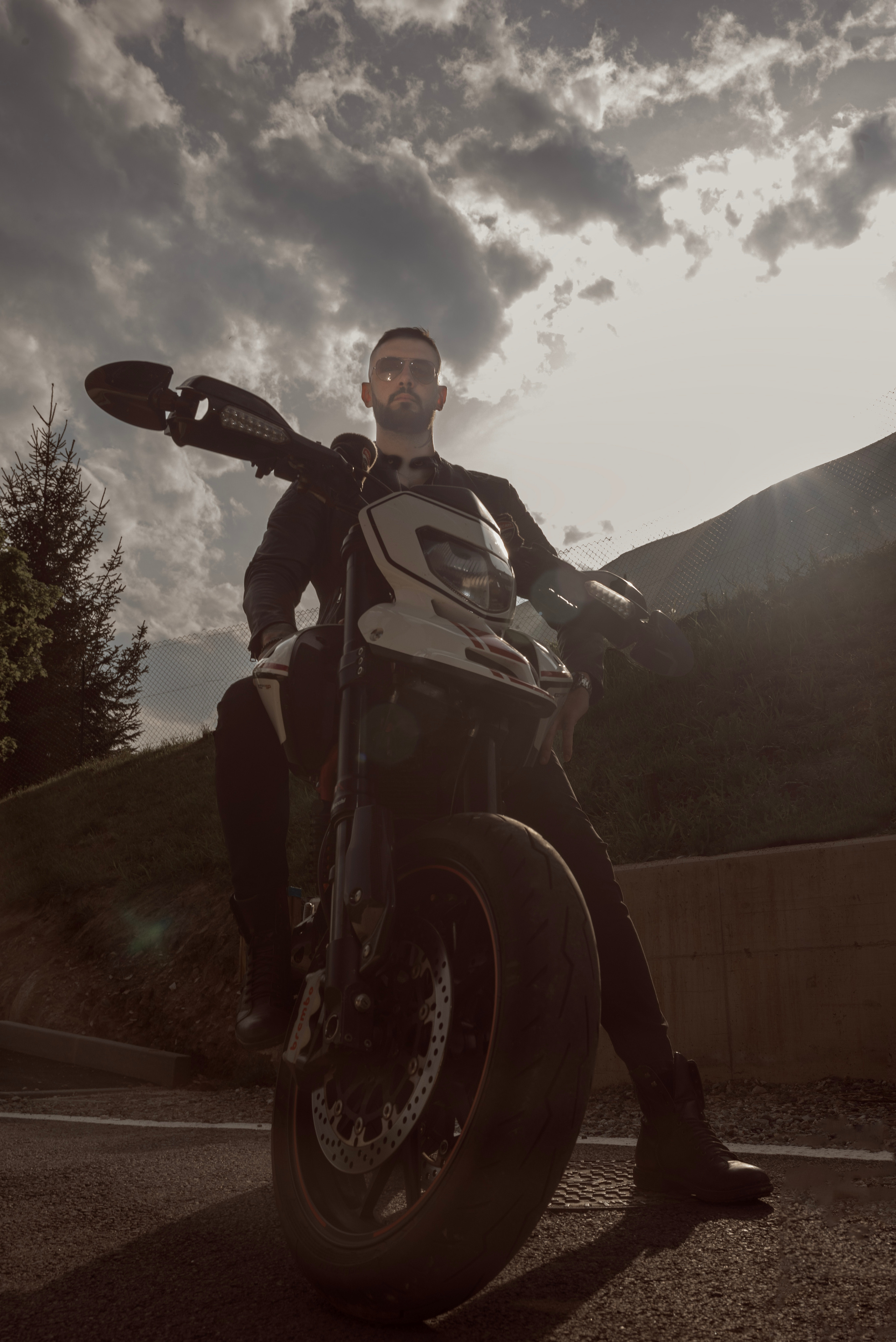 Servizio fotografico uomo all’esterno: passione moto