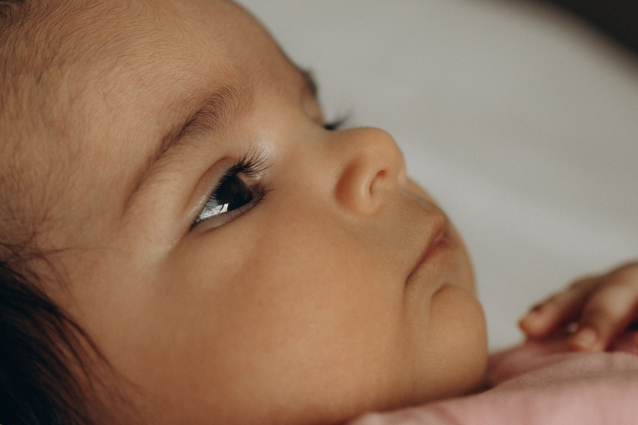 Tiny toes. Фотограф родов, семей и новорожденных малышей в Дубае