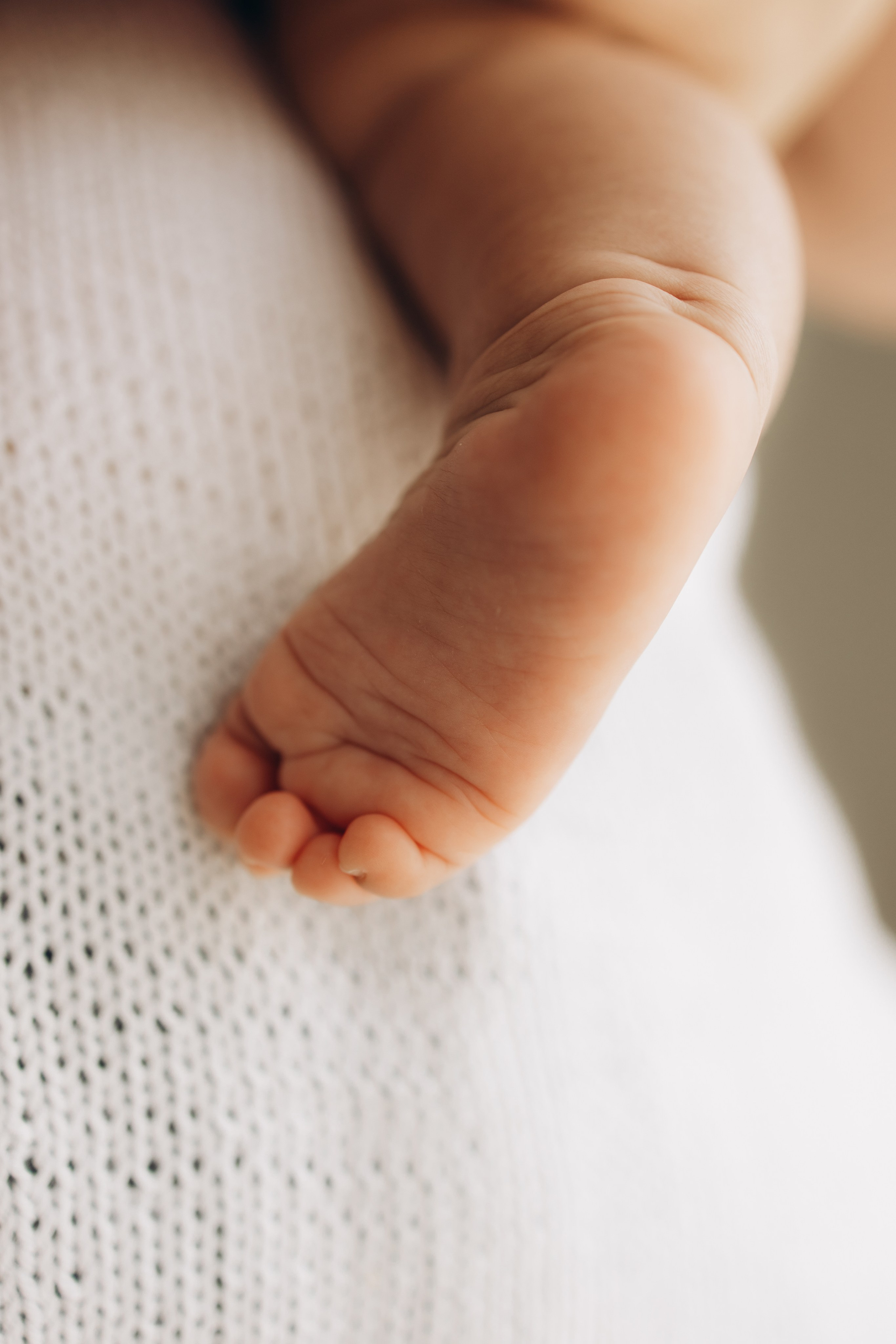 Tiny toes. Фотограф родов, семей и новорожденных малышей в Дубае