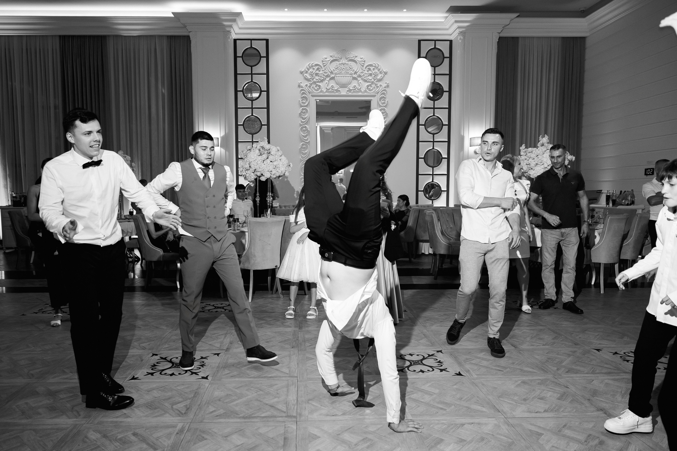 Eugen & Livia — Grand Elysee — Wedding Day. Servicii Foto și Video 067188353