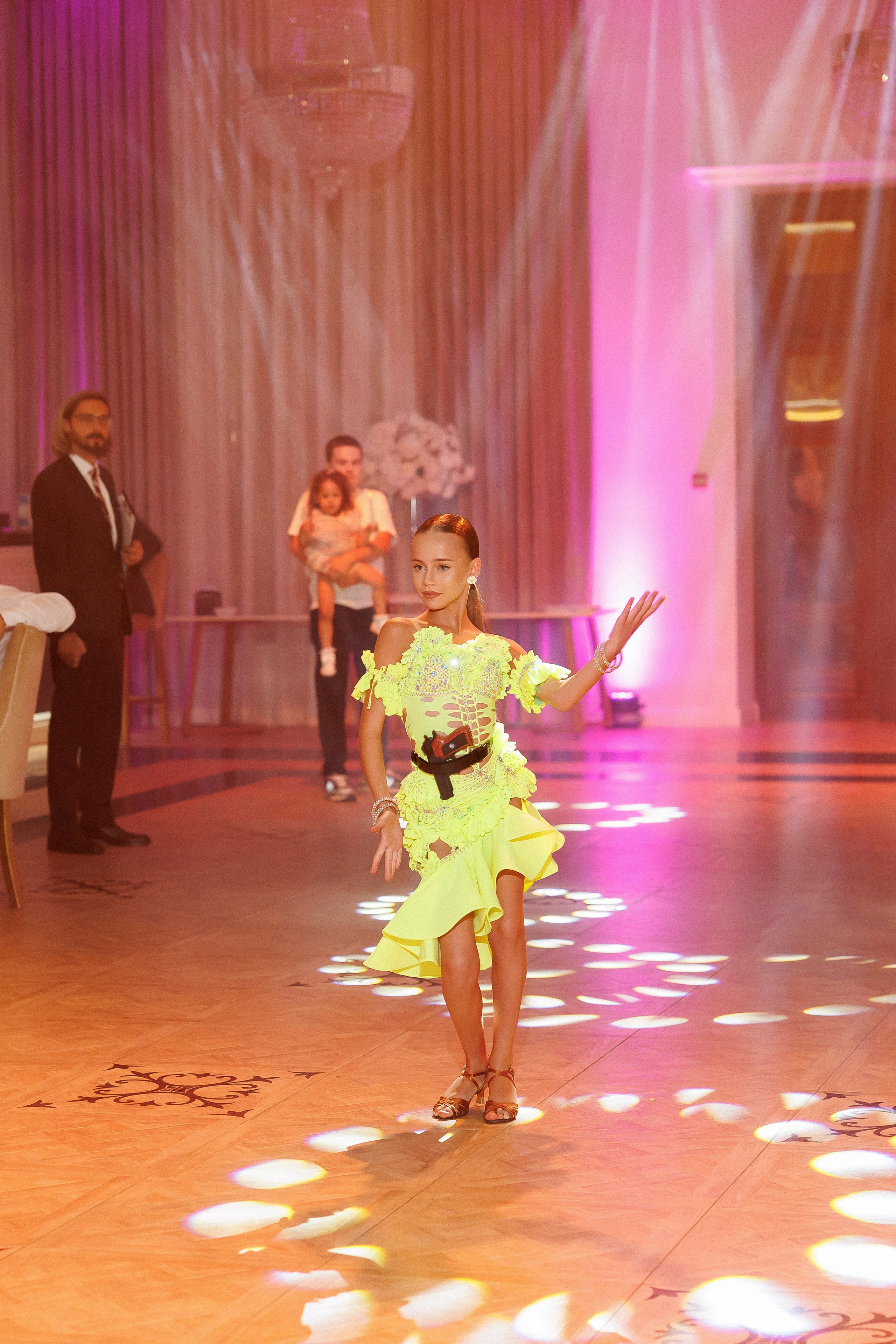 Eugen & Livia — Grand Elysee — Wedding Day. Servicii Foto și Video 067188353