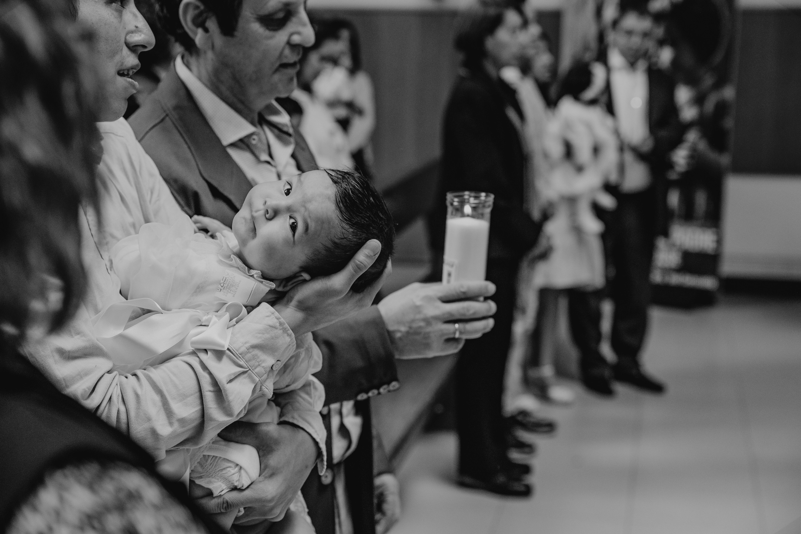 Retrato de bebé con traje de bautizo en estudio fotográfico Rainbox, Torrejón de Ardoz