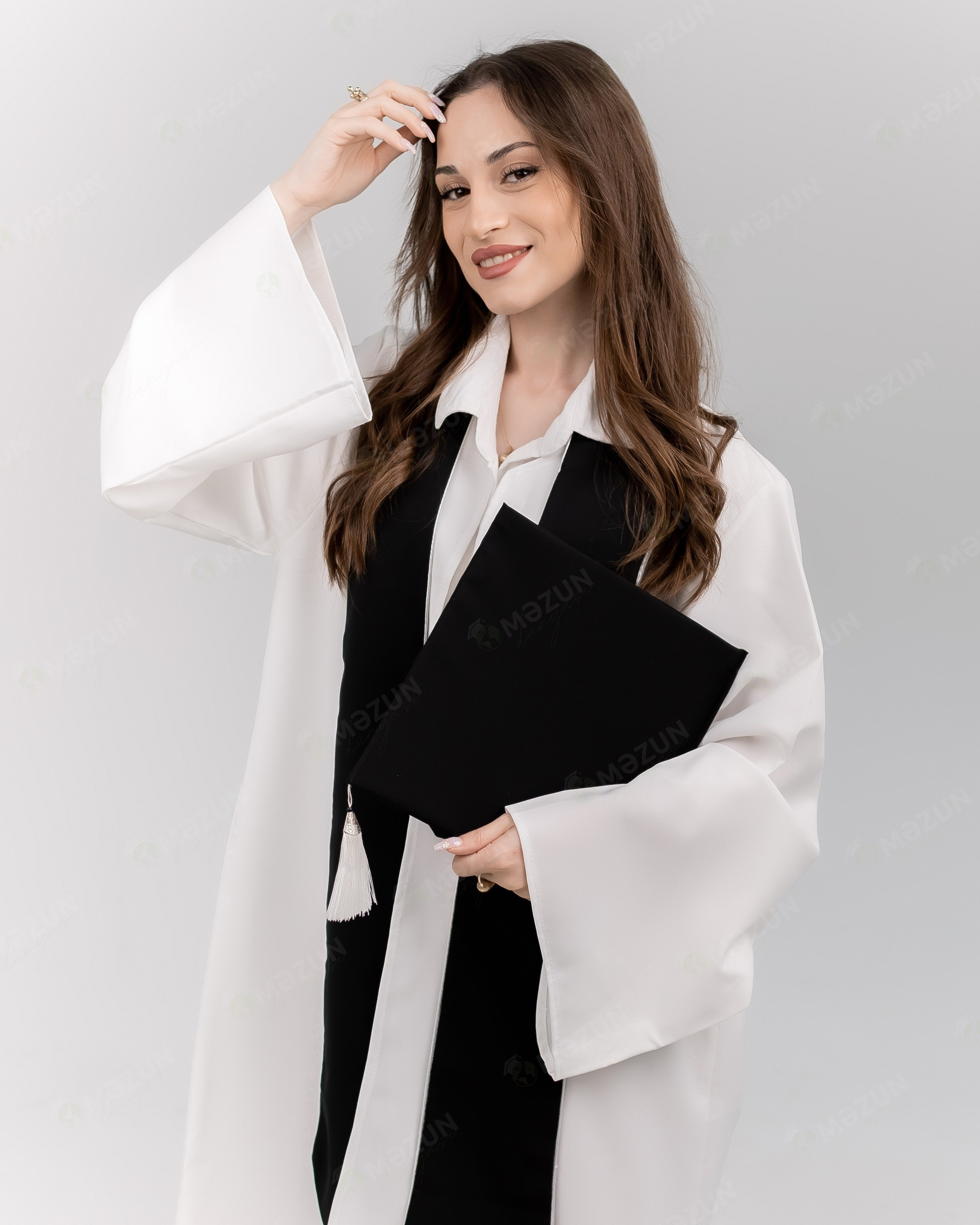 Premium Ağ — Qara şarfla. Məzun geyimləri və akssesuarları