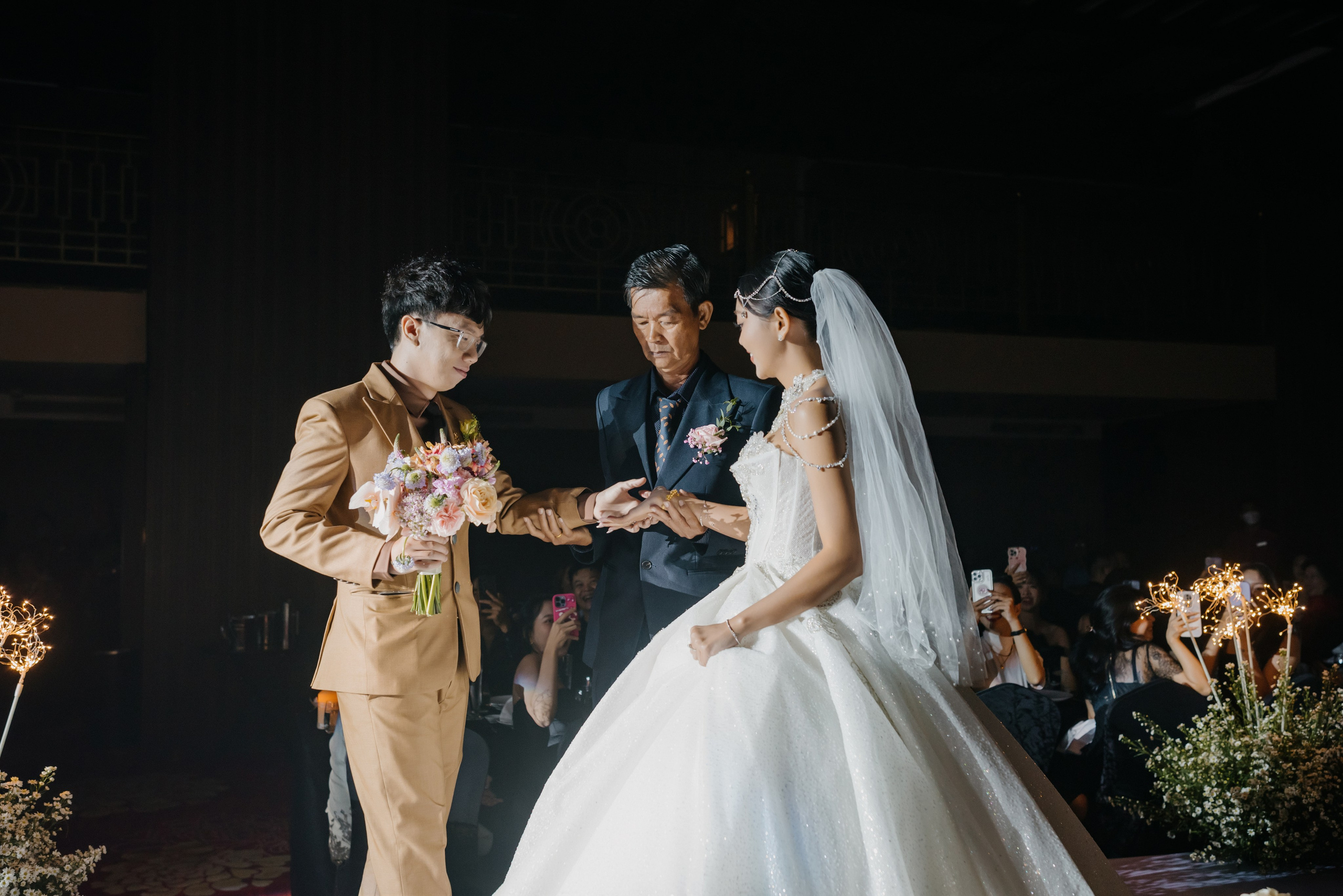 KHANG & QUYEN / Lavela Hotel. Saigon Wedding Present | Art Beyond Moments