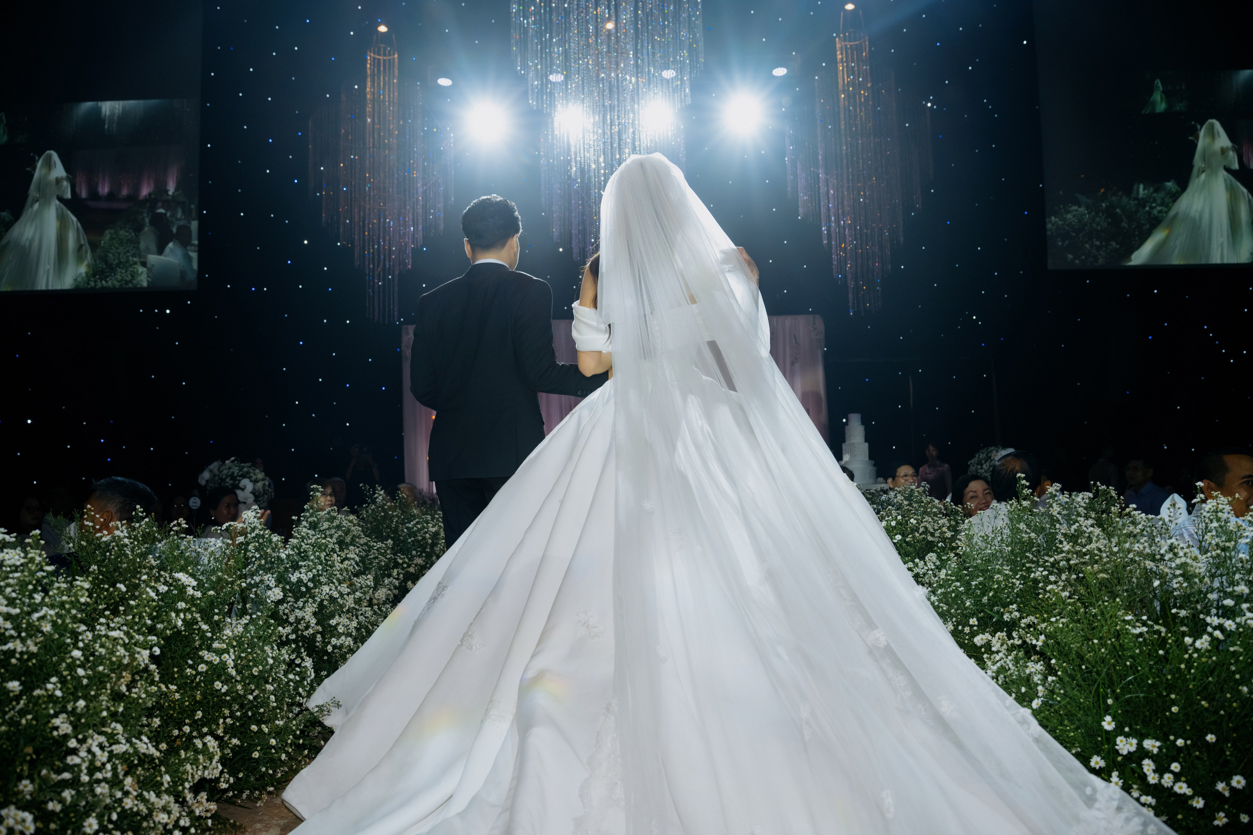 DAT & TU / Wedding Party. Saigon Wedding Present | Art Beyond Moments