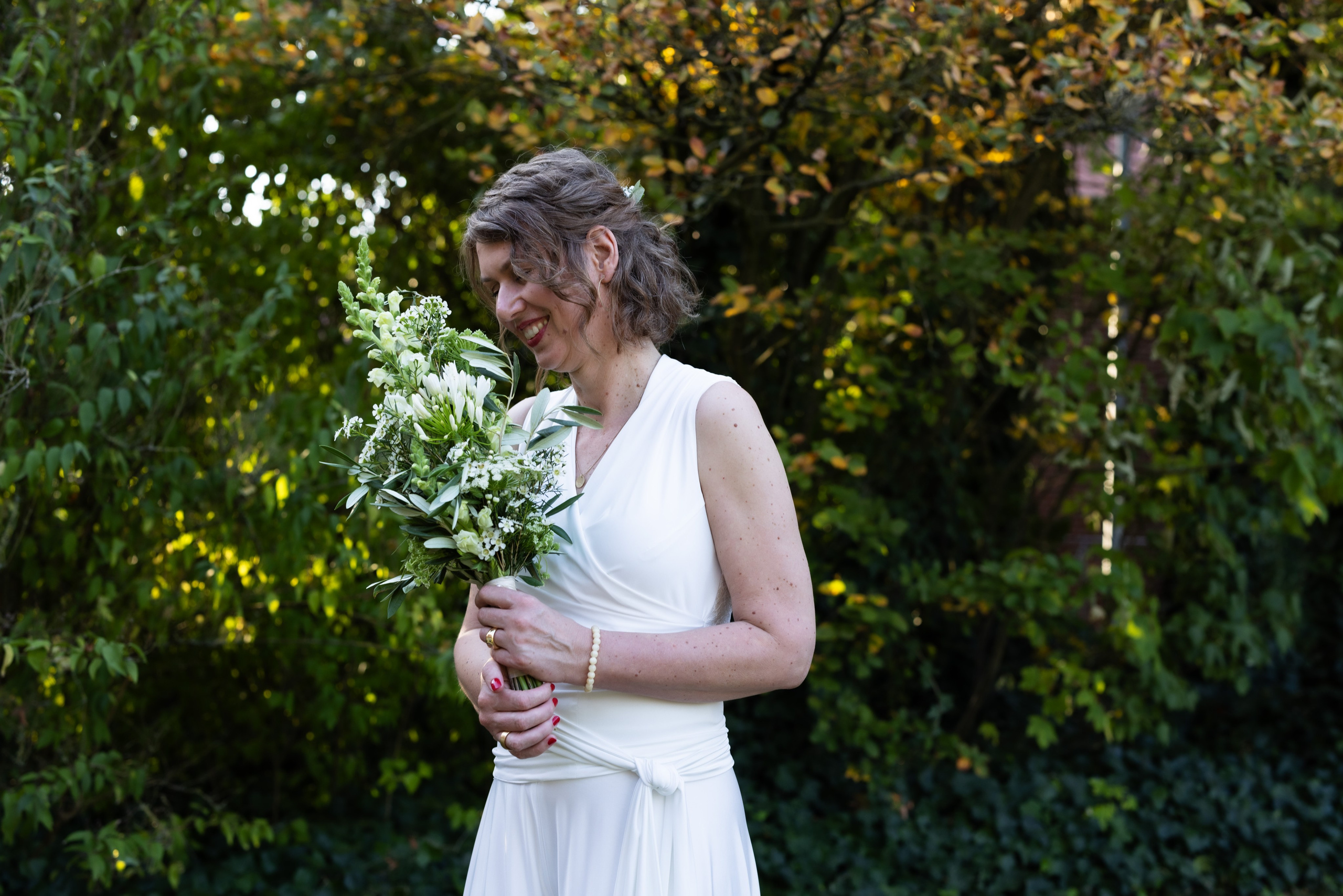Kinder in weißen Kleidern mit Blumenkränzen bei der Hochzeit in Osnabrück.