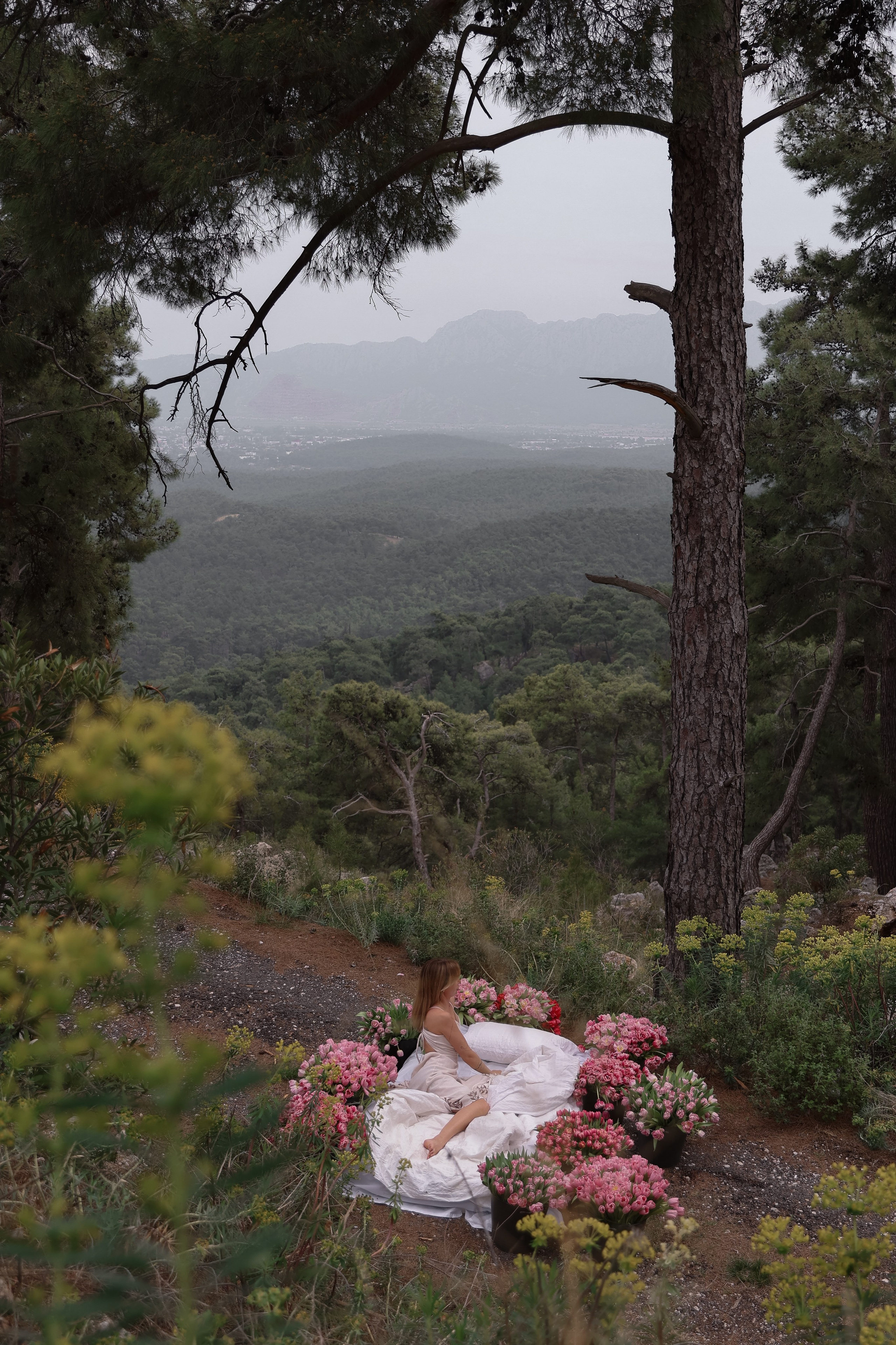 Девушка с тюльпанами. Фотосессия с тюльпанами. Фотосессия с тюльпанами пинтерест. Фото букетов с тюльпанами. Фото девушек с тюльпанами без лица. Фотосессия на рассвете. Фотосессия на закате. Фотограф в Анталии. Фотограф Анталия. Фотограф Анталья. Жизнь в Анталии. Фотограф в Турции.