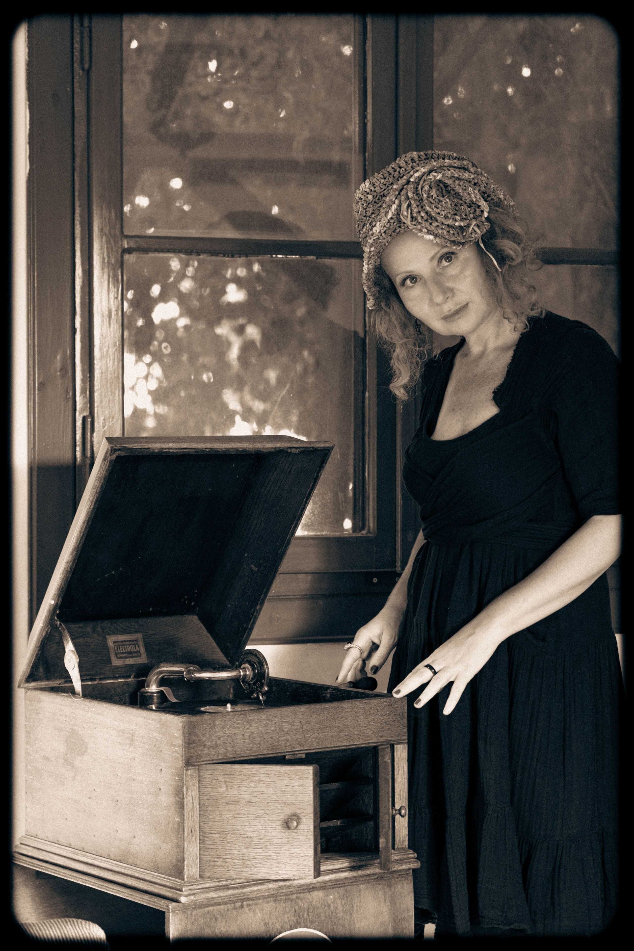 RETRO. Middle East Photo Agency סוכנות צילום המזרח התיכון — צילום מקצועי והדפסת מגנטים לאירועים