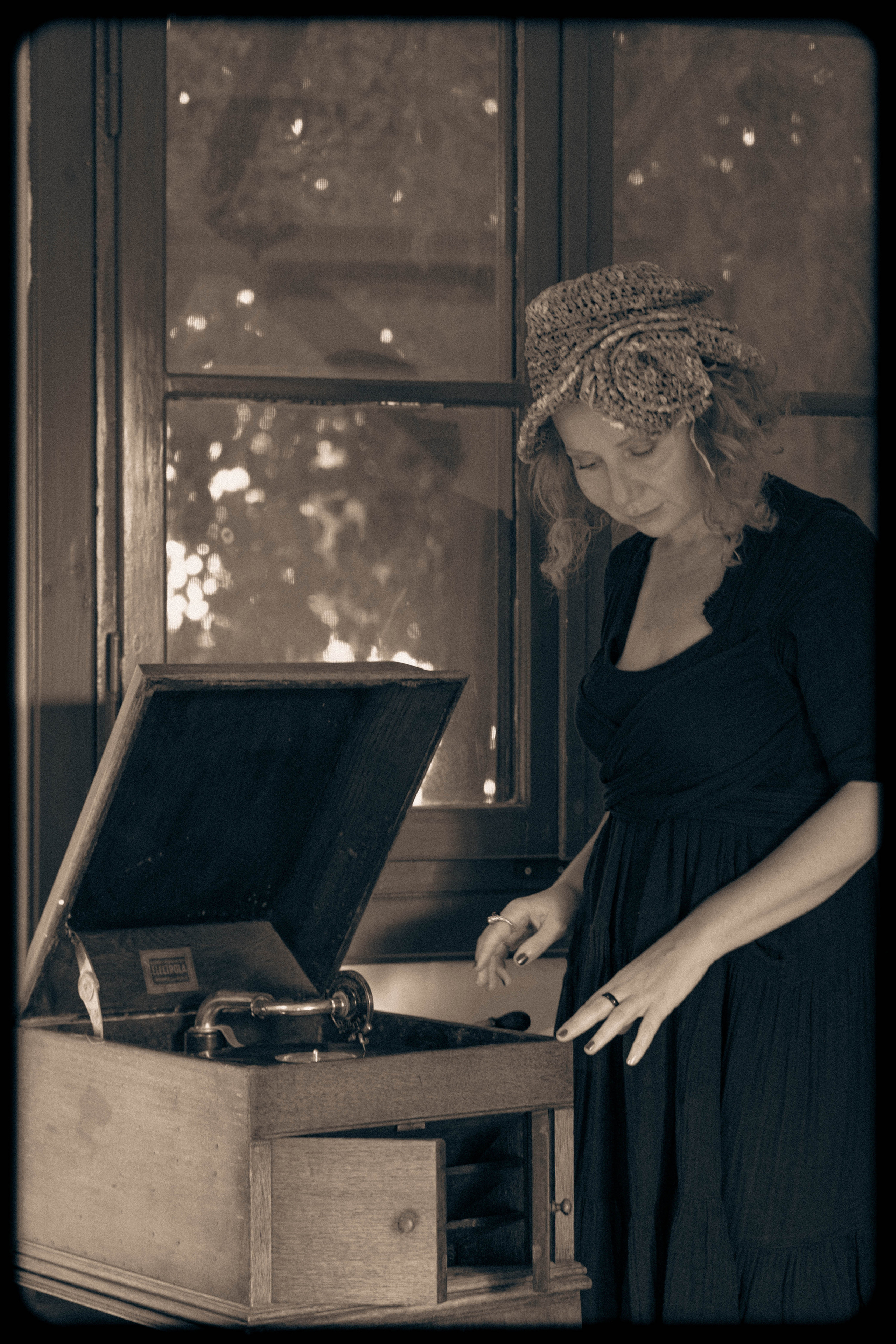 RETRO. Middle East Photo Agency סוכנות צילום המזרח התיכון — צילום מקצועי והדפסת מגנטים לאירועים