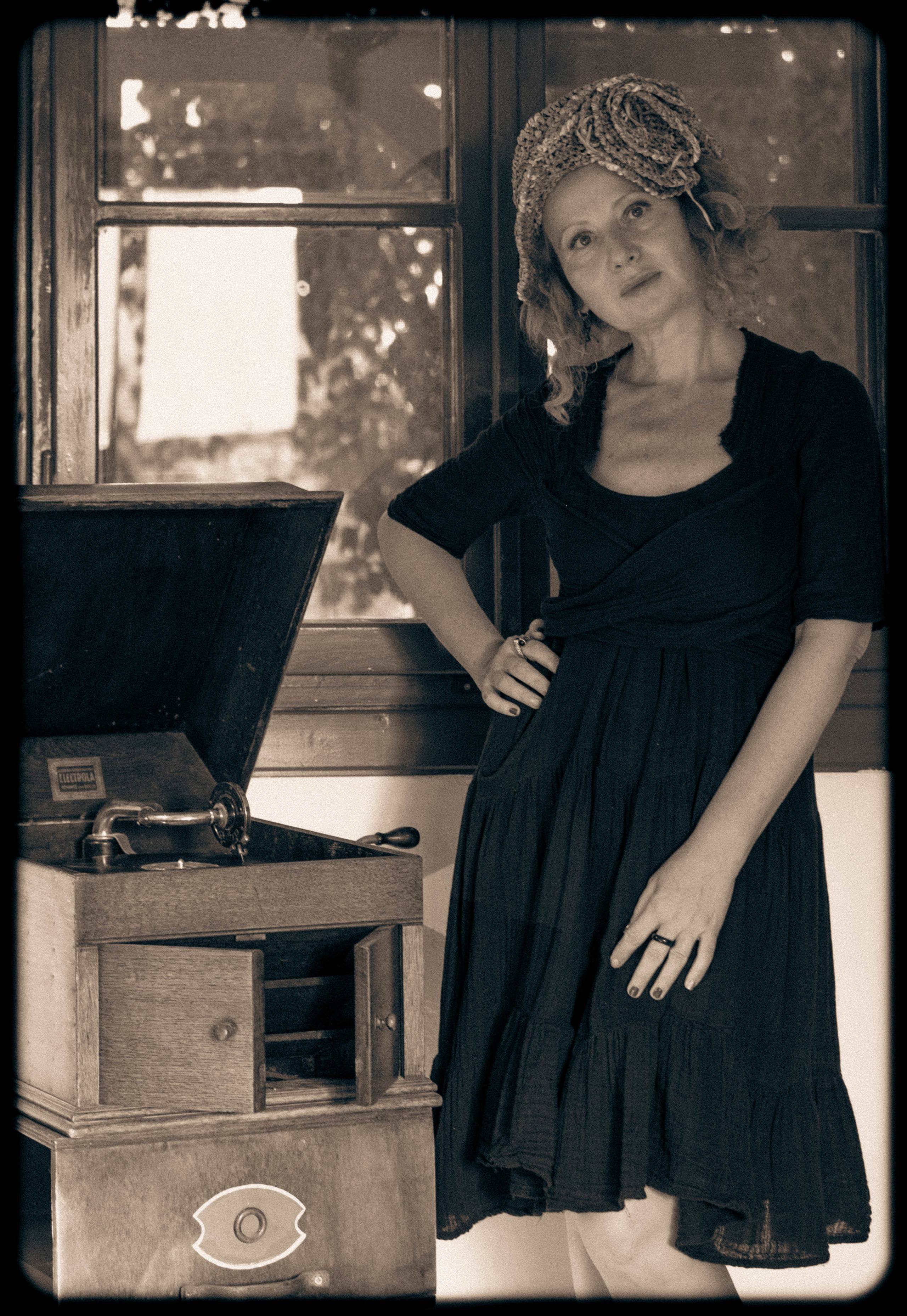 RETRO. Middle East Photo Agency סוכנות צילום המזרח התיכון — צילום מקצועי והדפסת מגנטים לאירועים