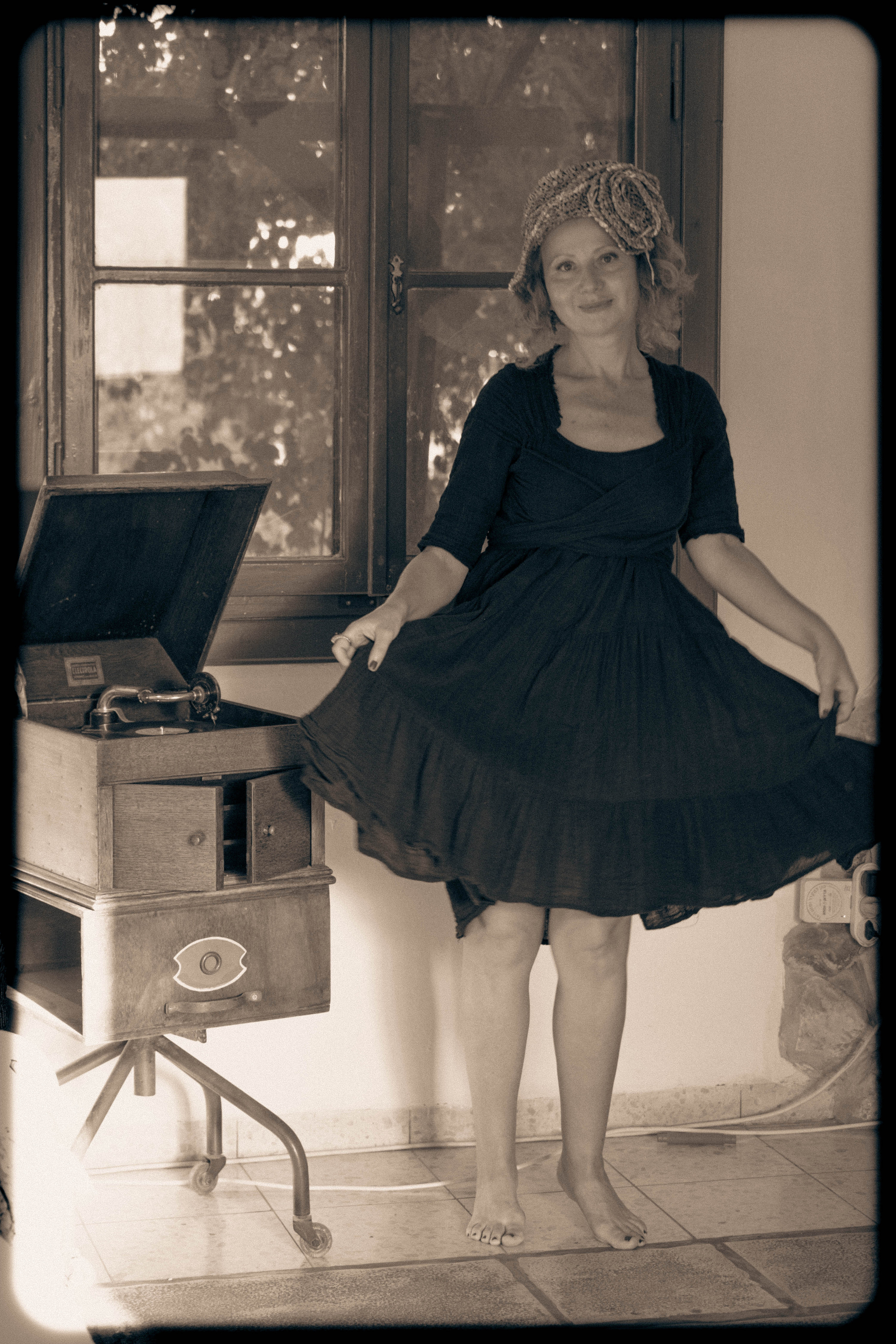 RETRO. Middle East Photo Agency סוכנות צילום המזרח התיכון — צילום מקצועי והדפסת מגנטים לאירועים