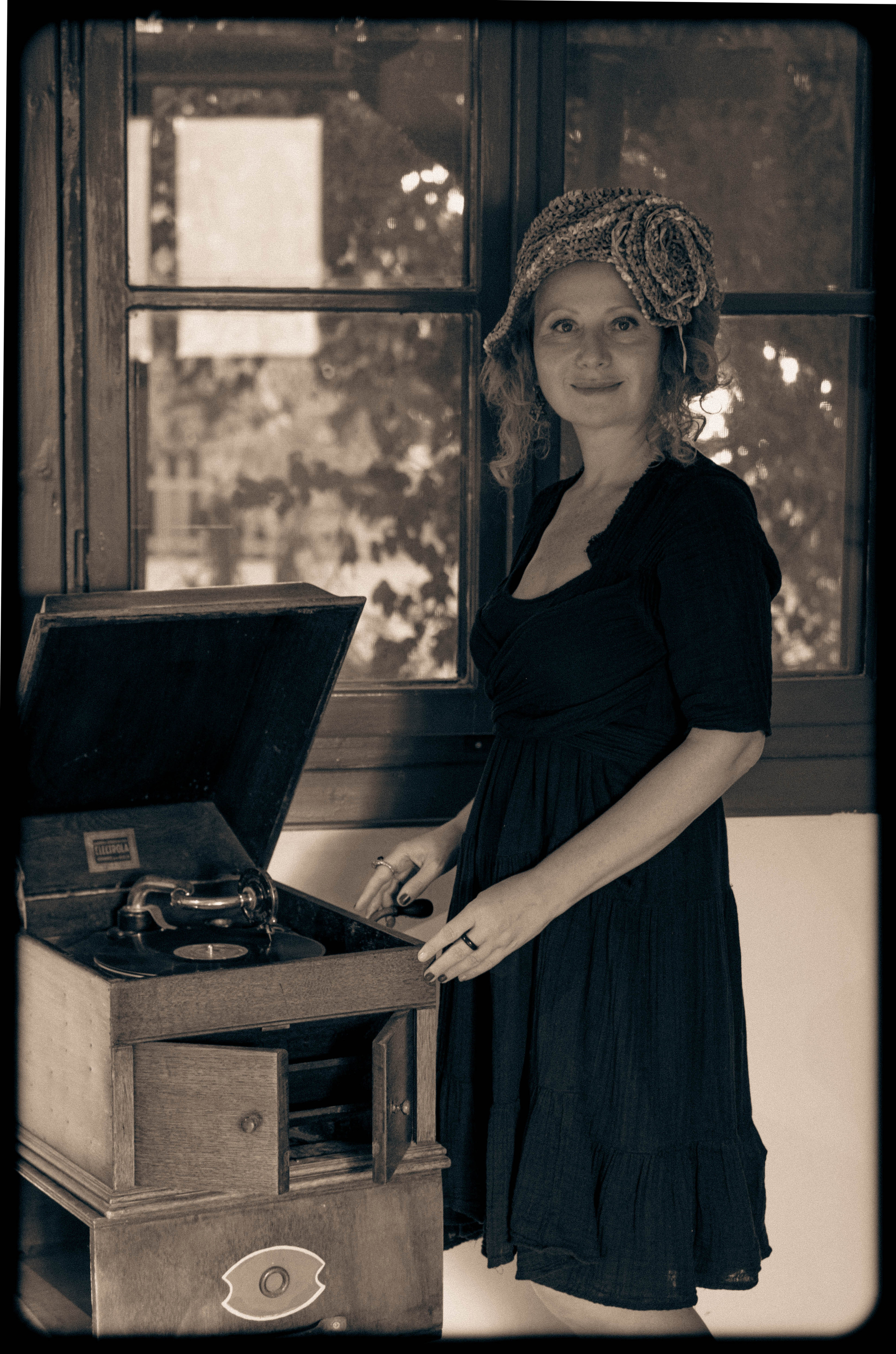 RETRO. Middle East Photo Agency סוכנות צילום המזרח התיכון — צילום מקצועי והדפסת מגנטים לאירועים