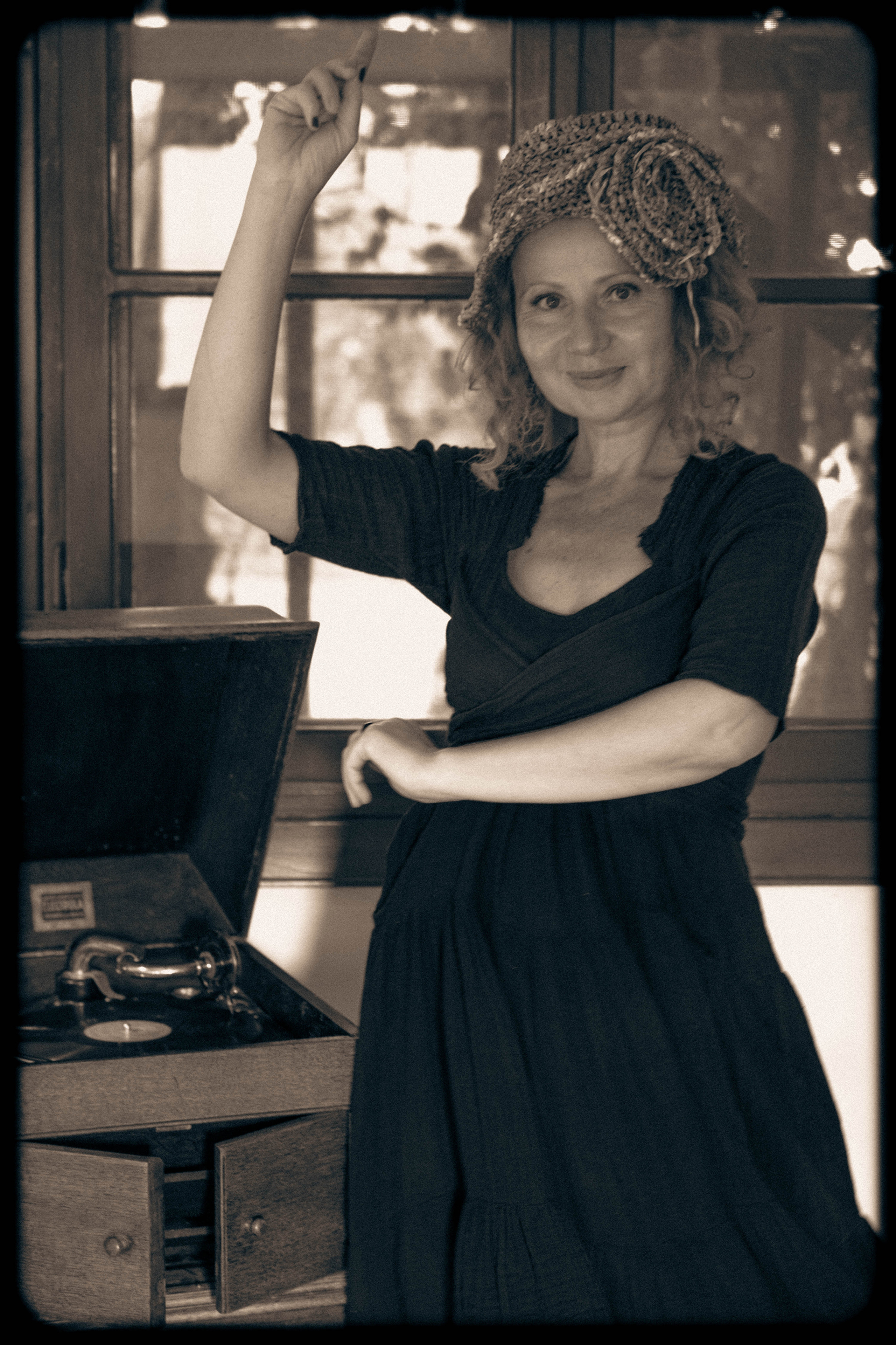 RETRO. Middle East Photo Agency סוכנות צילום המזרח התיכון — צילום מקצועי והדפסת מגנטים לאירועים