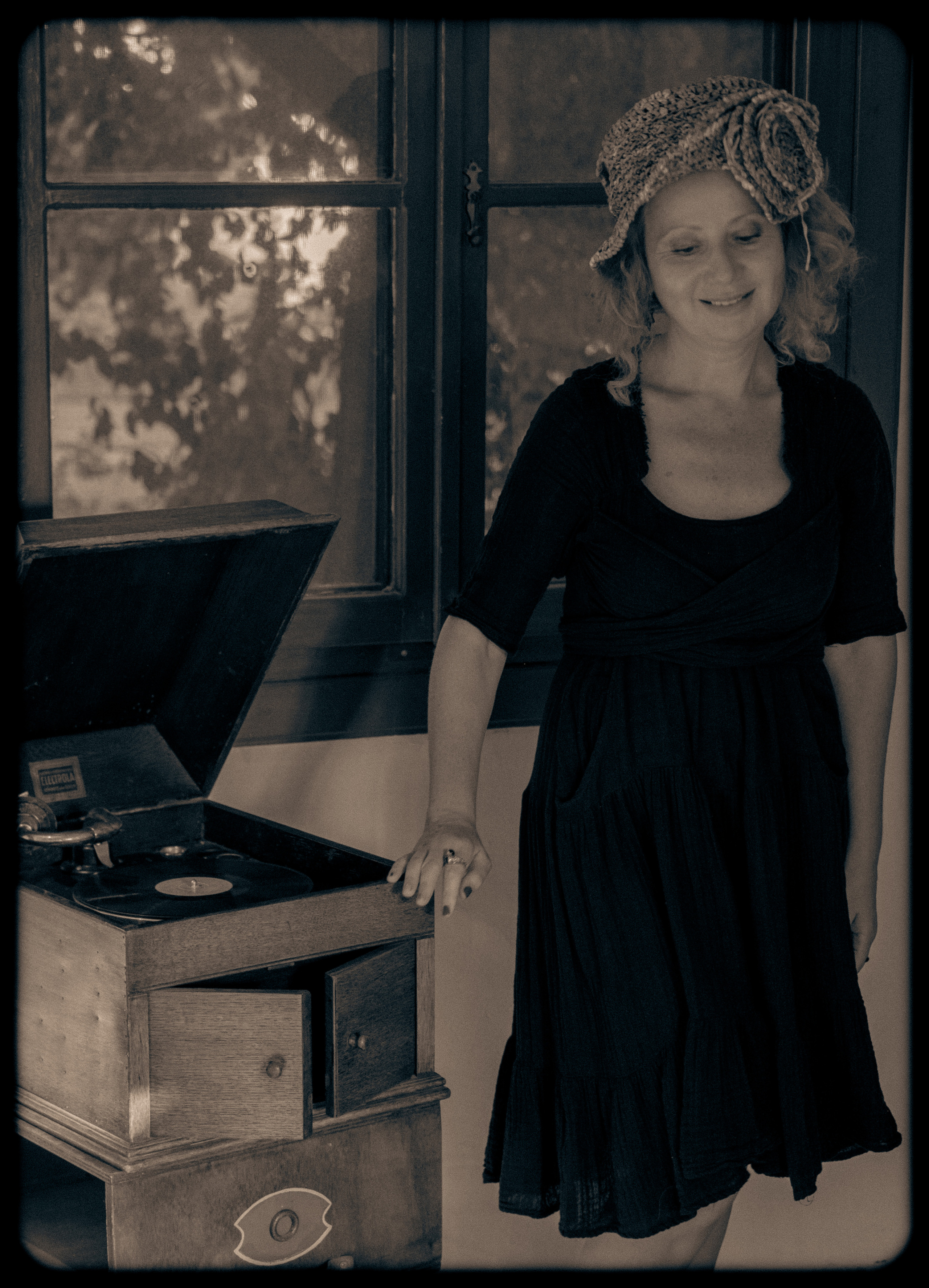 RETRO. Middle East Photo Agency סוכנות צילום המזרח התיכון — צילום מקצועי והדפסת מגנטים לאירועים