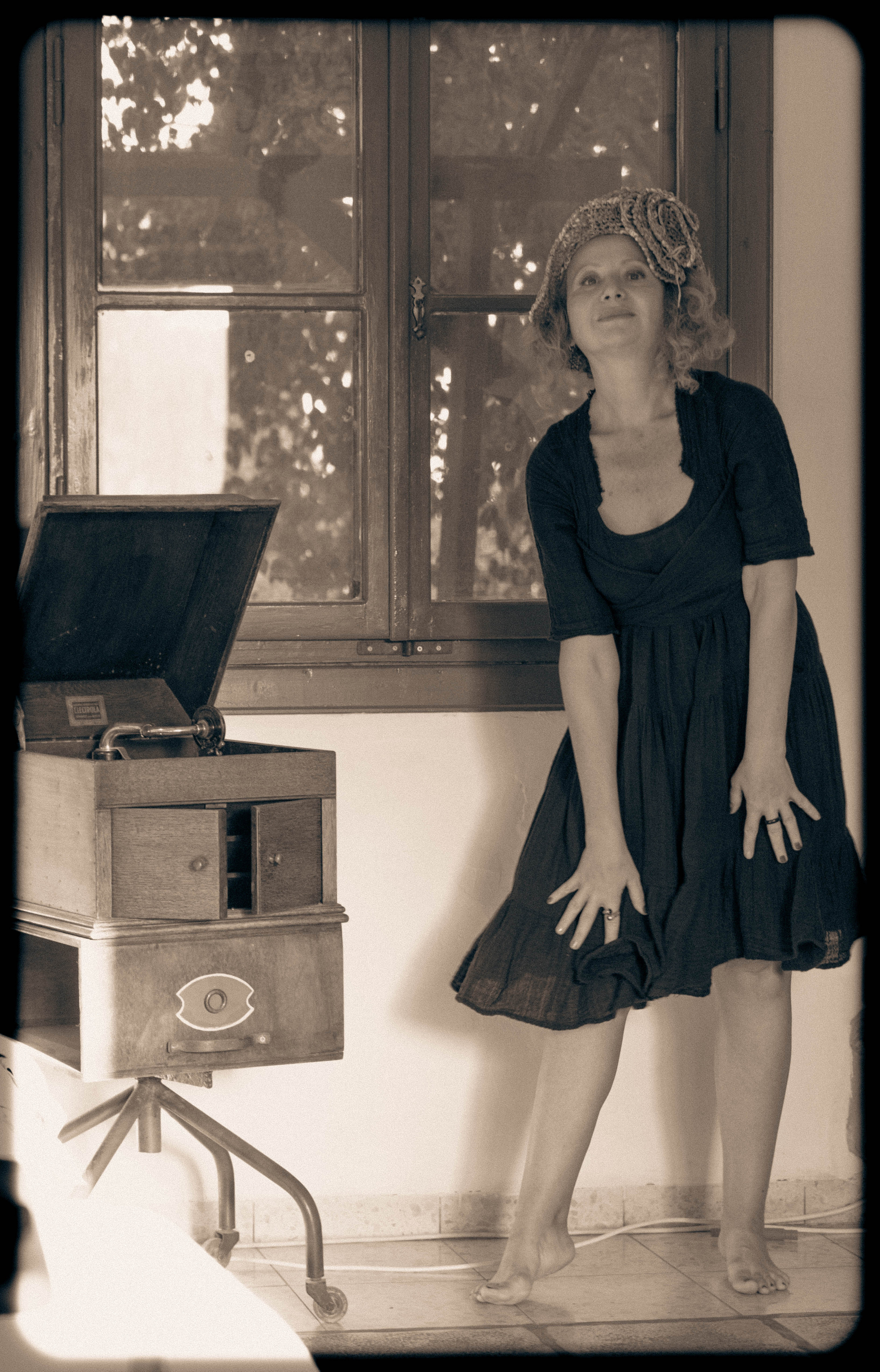 RETRO. Middle East Photo Agency סוכנות צילום המזרח התיכון — צילום מקצועי והדפסת מגנטים לאירועים