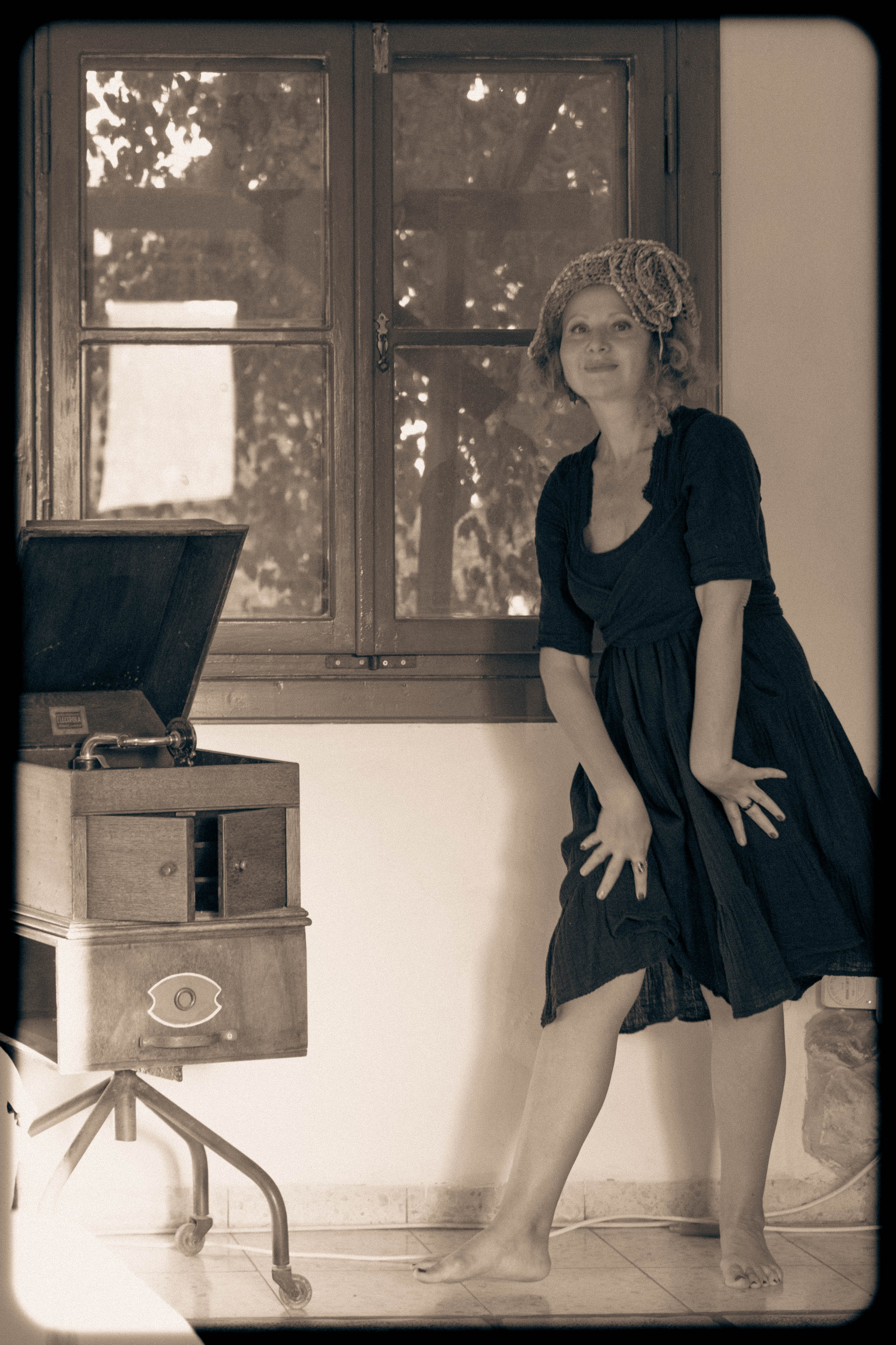 RETRO. Middle East Photo Agency סוכנות צילום המזרח התיכון — צילום מקצועי והדפסת מגנטים לאירועים