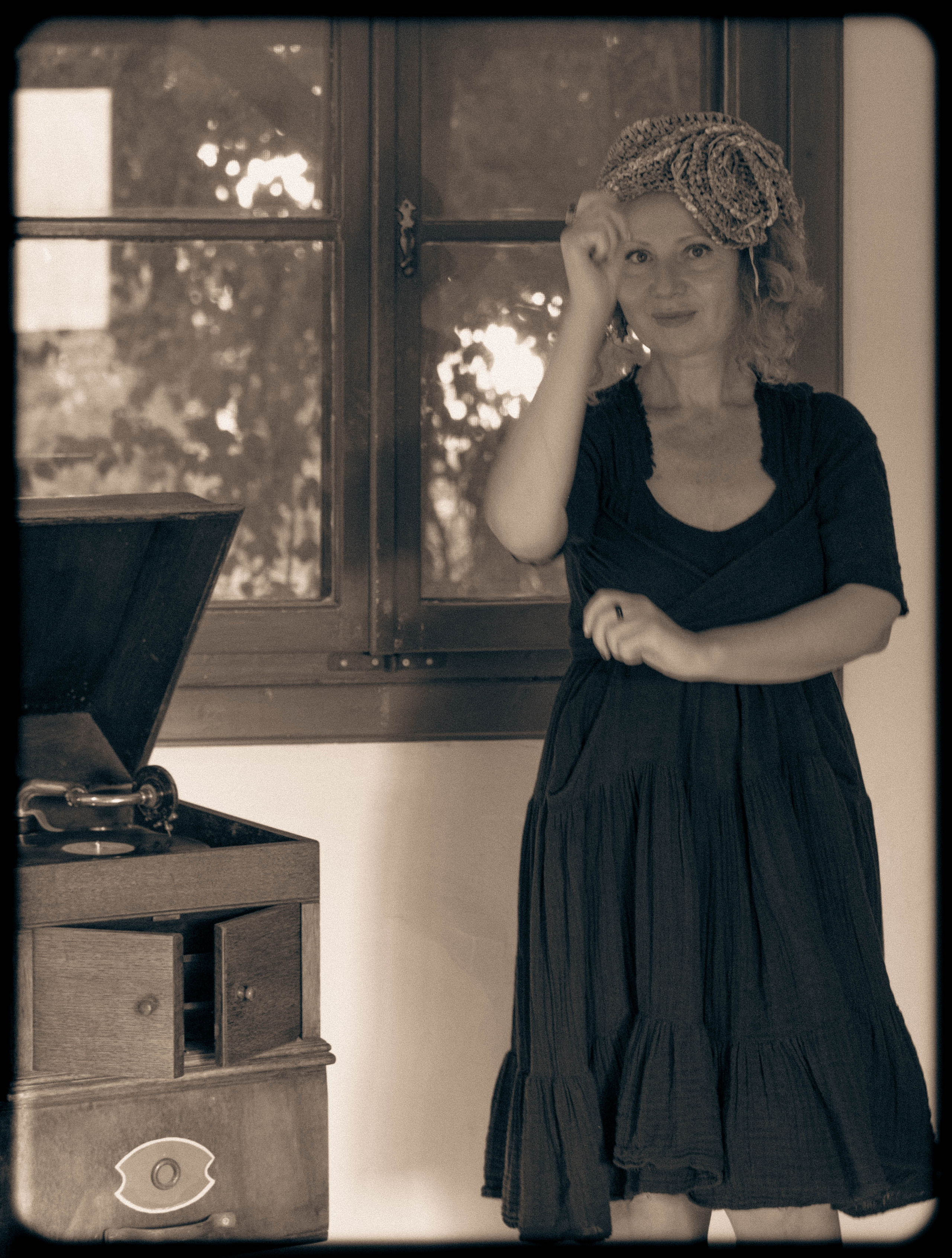 RETRO. Middle East Photo Agency סוכנות צילום המזרח התיכון — צילום מקצועי והדפסת מגנטים לאירועים