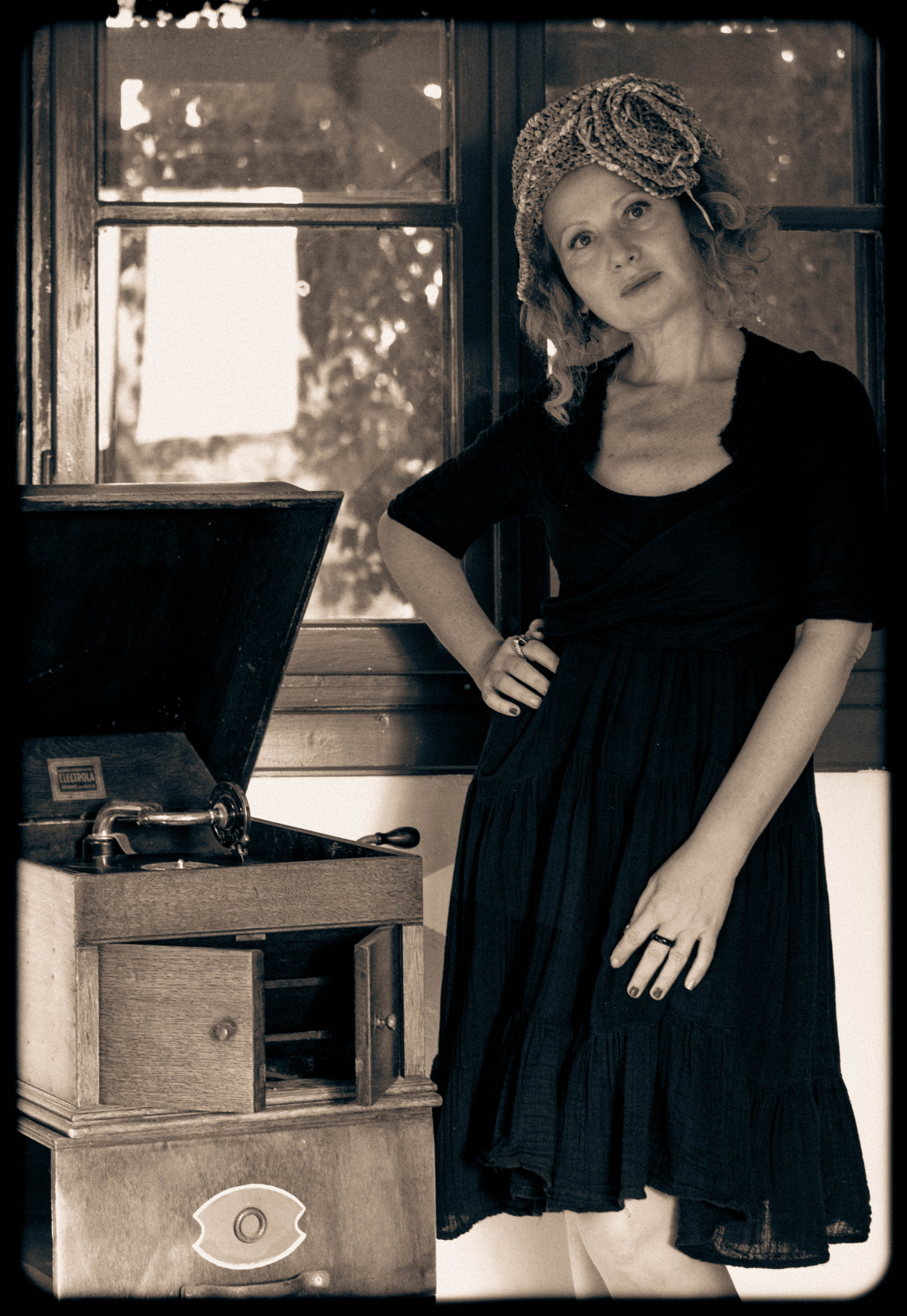 RETRO. Middle East Photo Agency סוכנות צילום המזרח התיכון — צילום מקצועי והדפסת מגנטים לאירועים