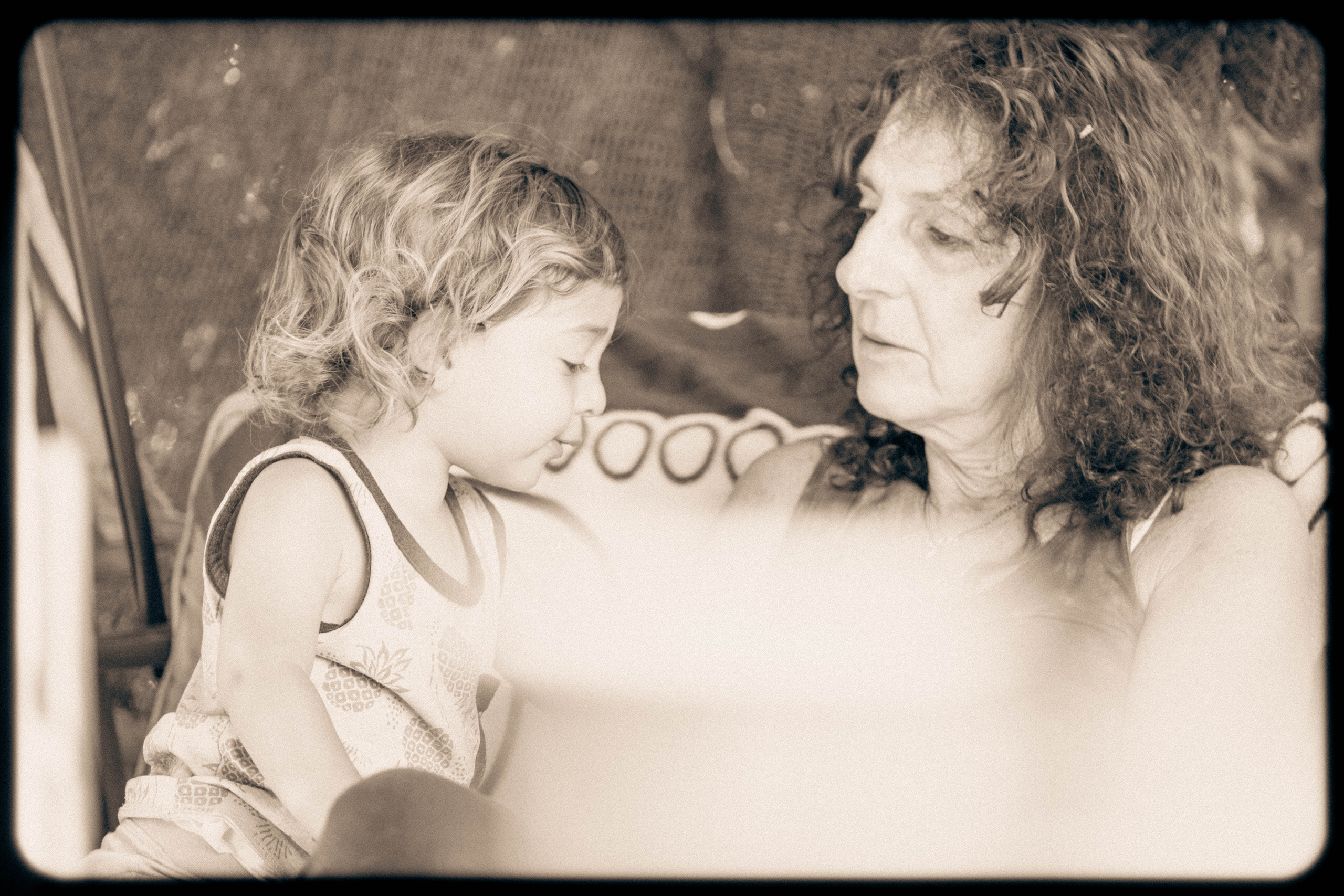 RETRO. Middle East Photo Agency סוכנות צילום המזרח התיכון — צילום מקצועי והדפסת מגנטים לאירועים