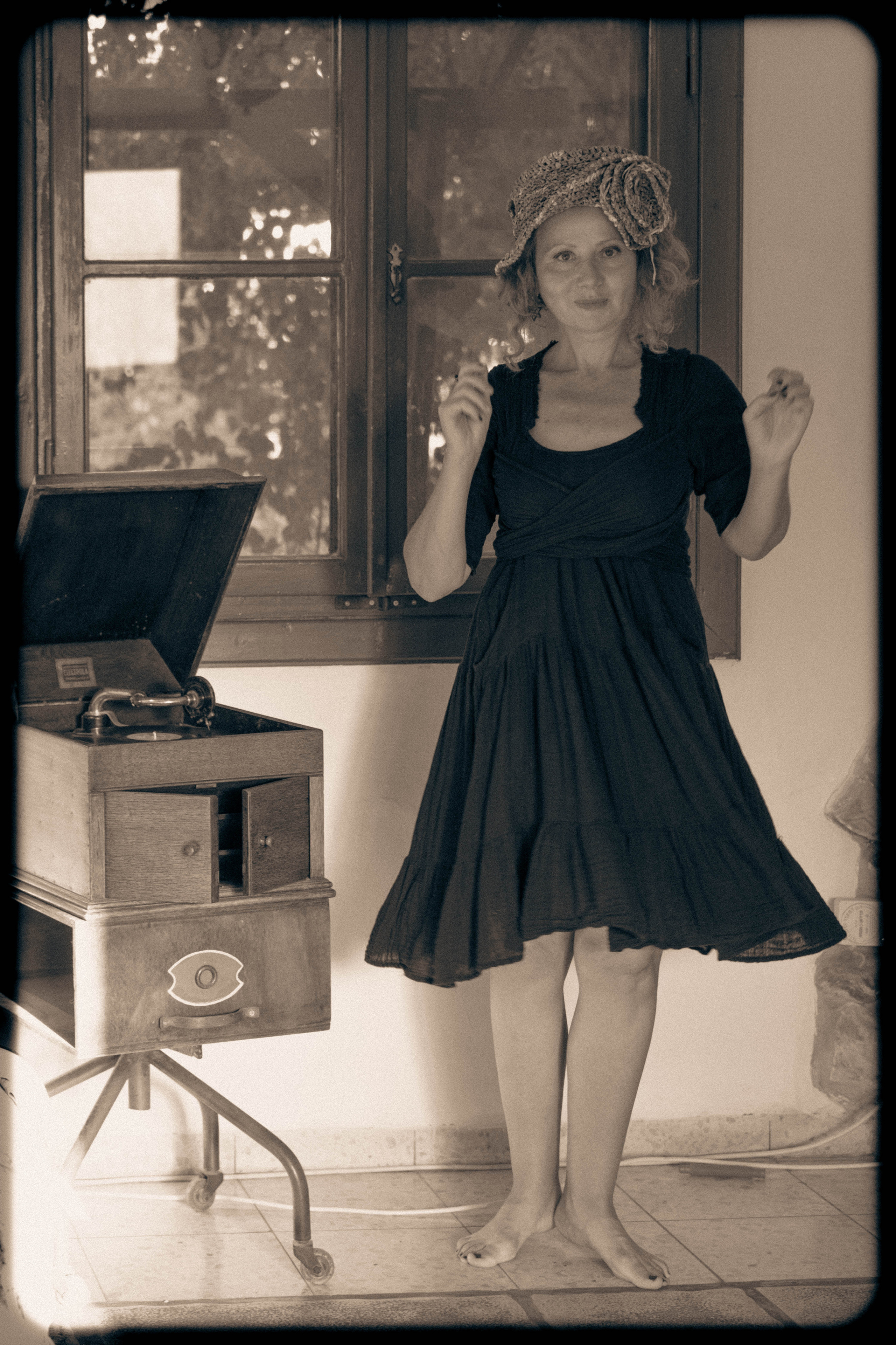 RETRO. Middle East Photo Agency סוכנות צילום המזרח התיכון — צילום מקצועי והדפסת מגנטים לאירועים