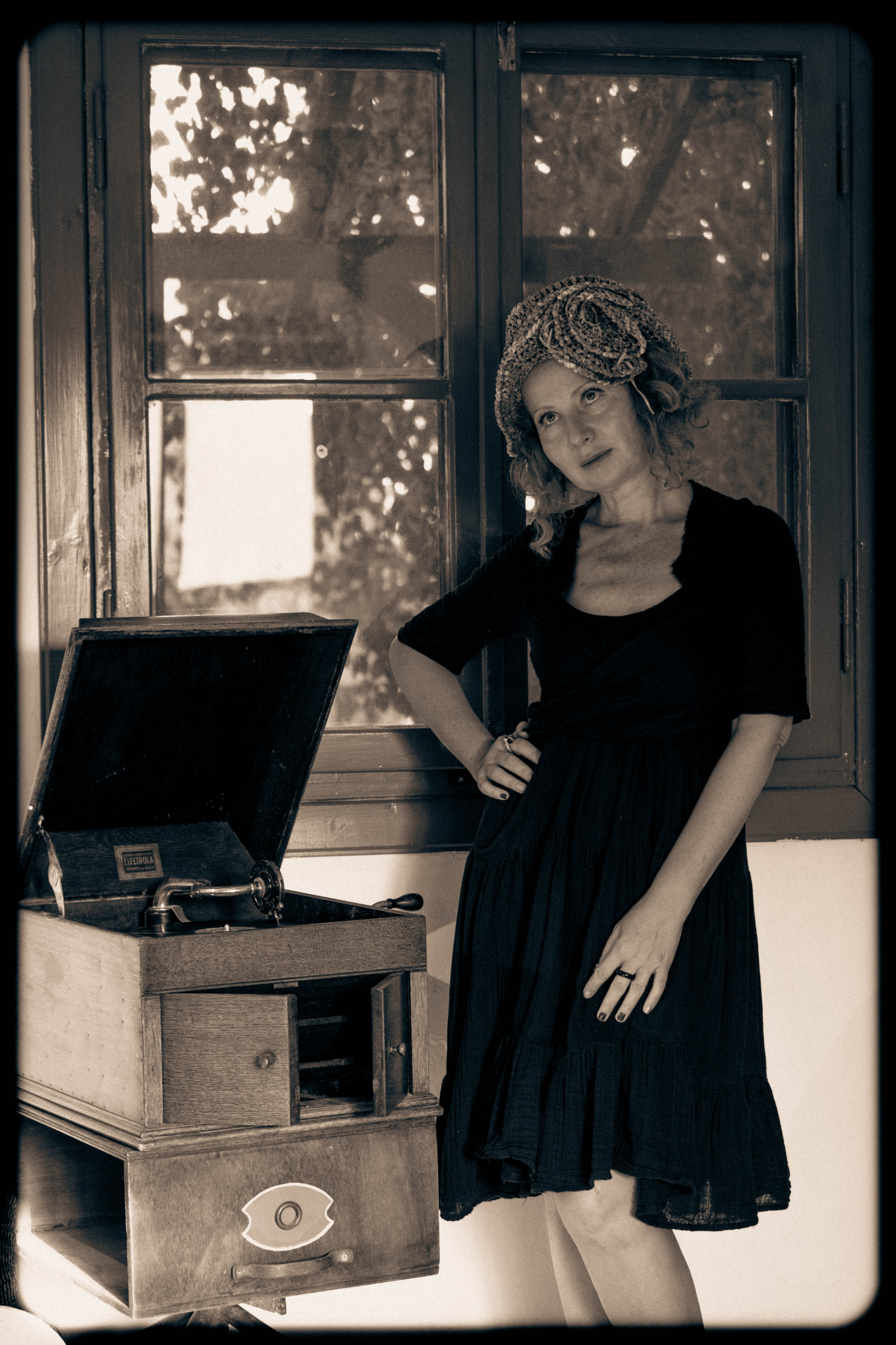 RETRO. Middle East Photo Agency סוכנות צילום המזרח התיכון — צילום מקצועי והדפסת מגנטים לאירועים