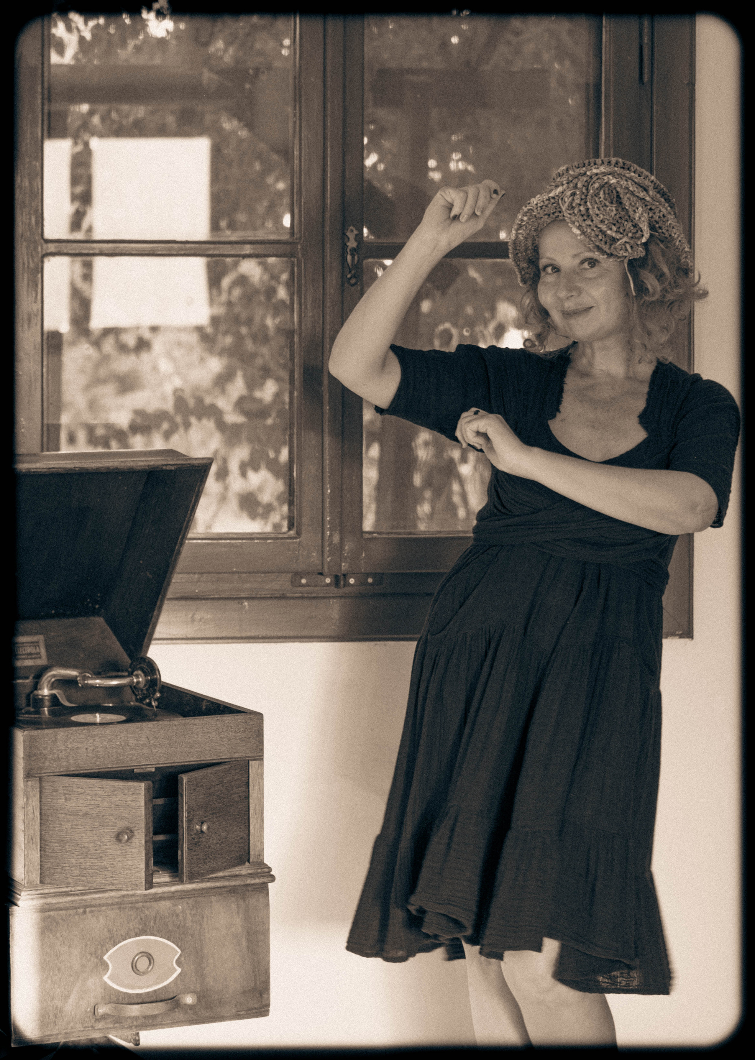 RETRO. Middle East Photo Agency סוכנות צילום המזרח התיכון — צילום מקצועי והדפסת מגנטים לאירועים