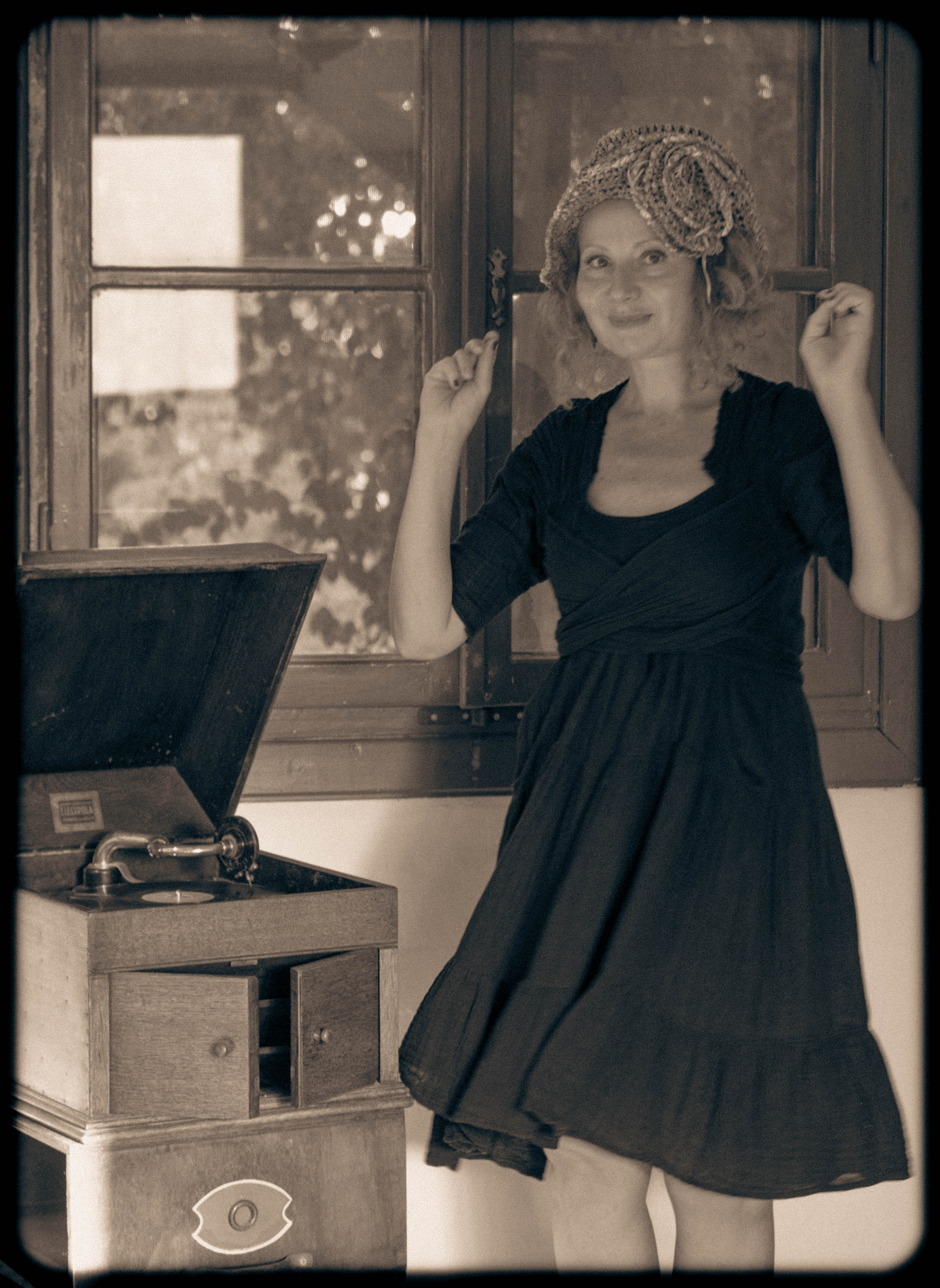 RETRO. Middle East Photo Agency סוכנות צילום המזרח התיכון — צילום מקצועי והדפסת מגנטים לאירועים