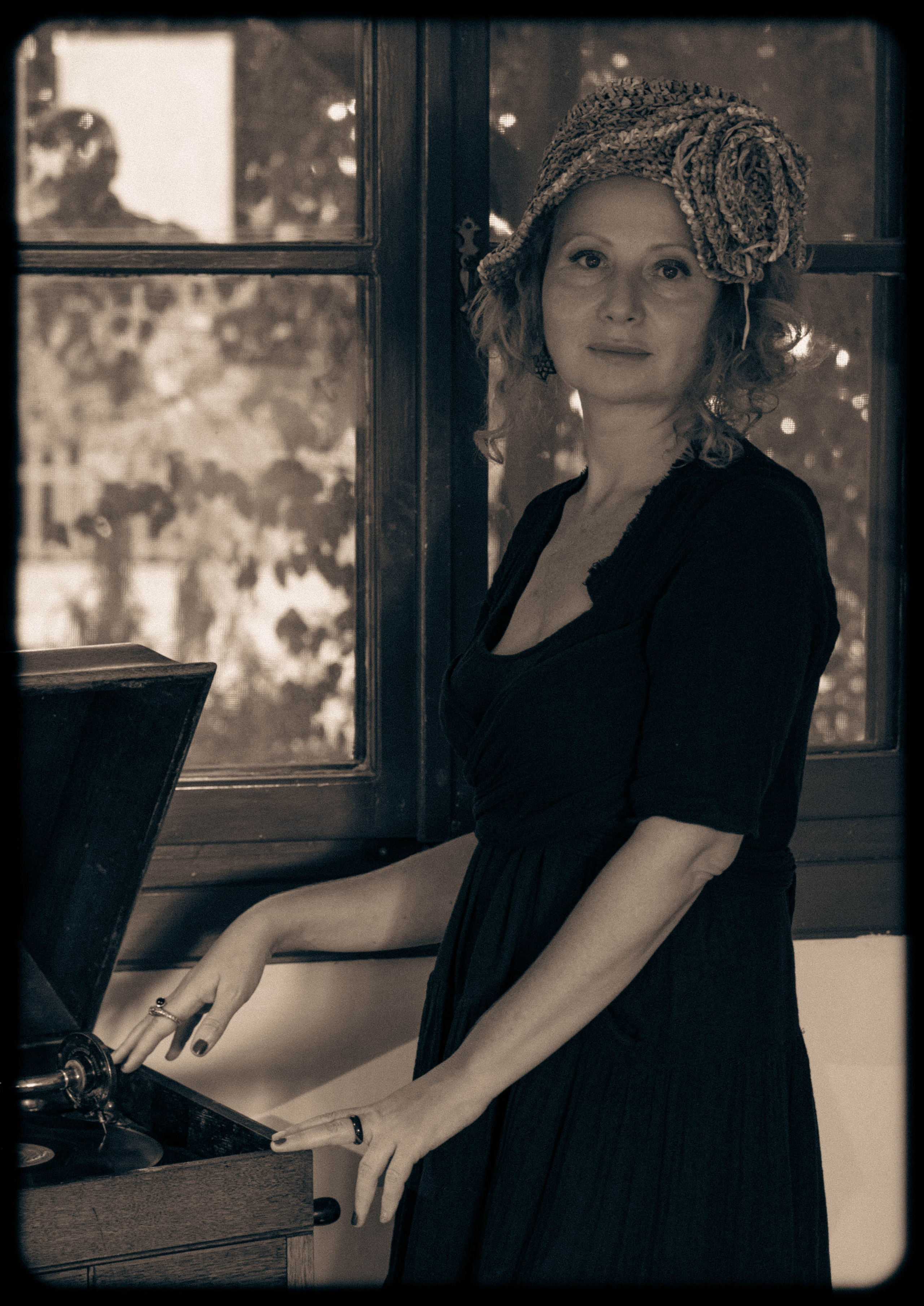 RETRO. Middle East Photo Agency סוכנות צילום המזרח התיכון — צילום מקצועי והדפסת מגנטים לאירועים