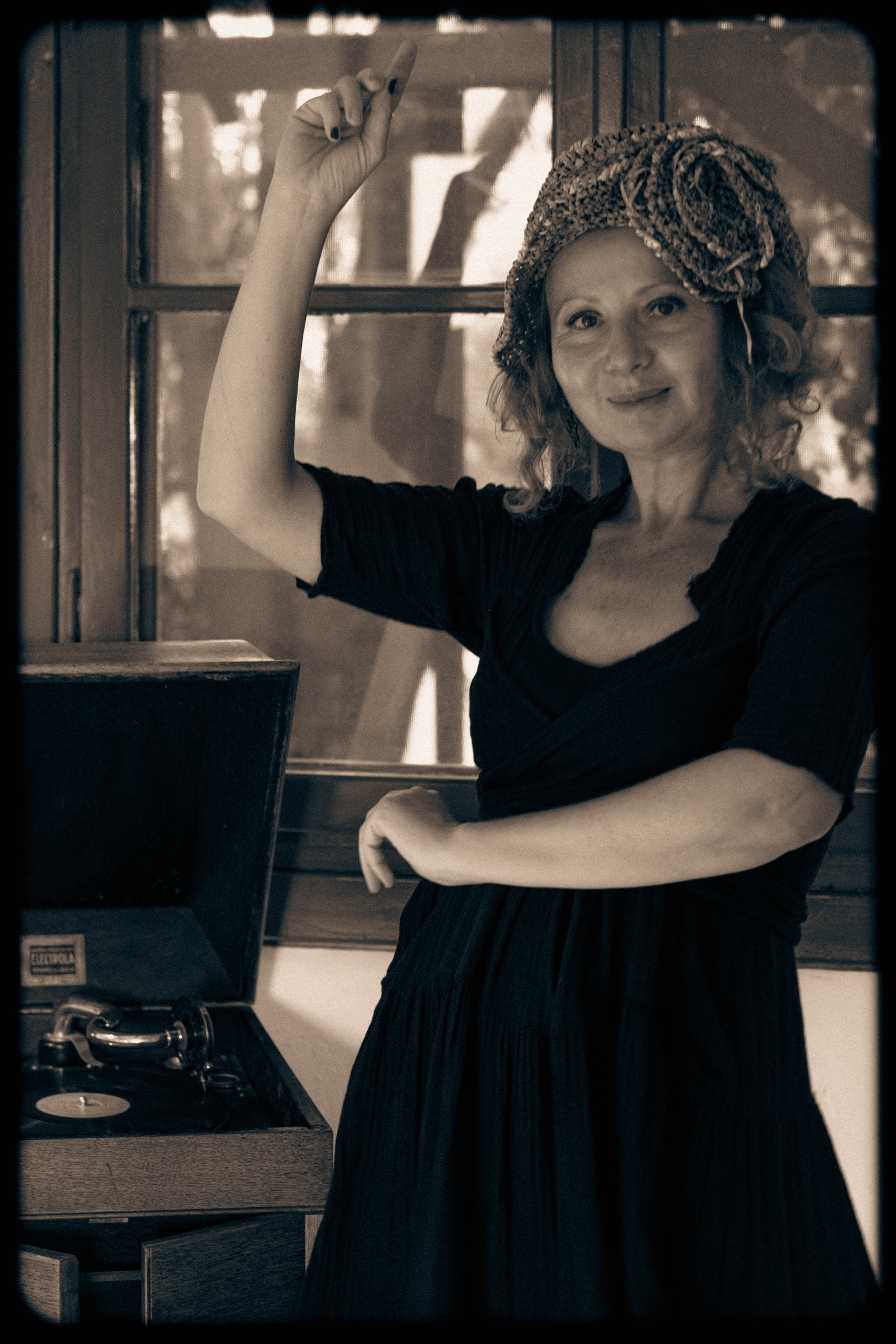 RETRO. Middle East Photo Agency סוכנות צילום המזרח התיכון — צילום מקצועי והדפסת מגנטים לאירועים