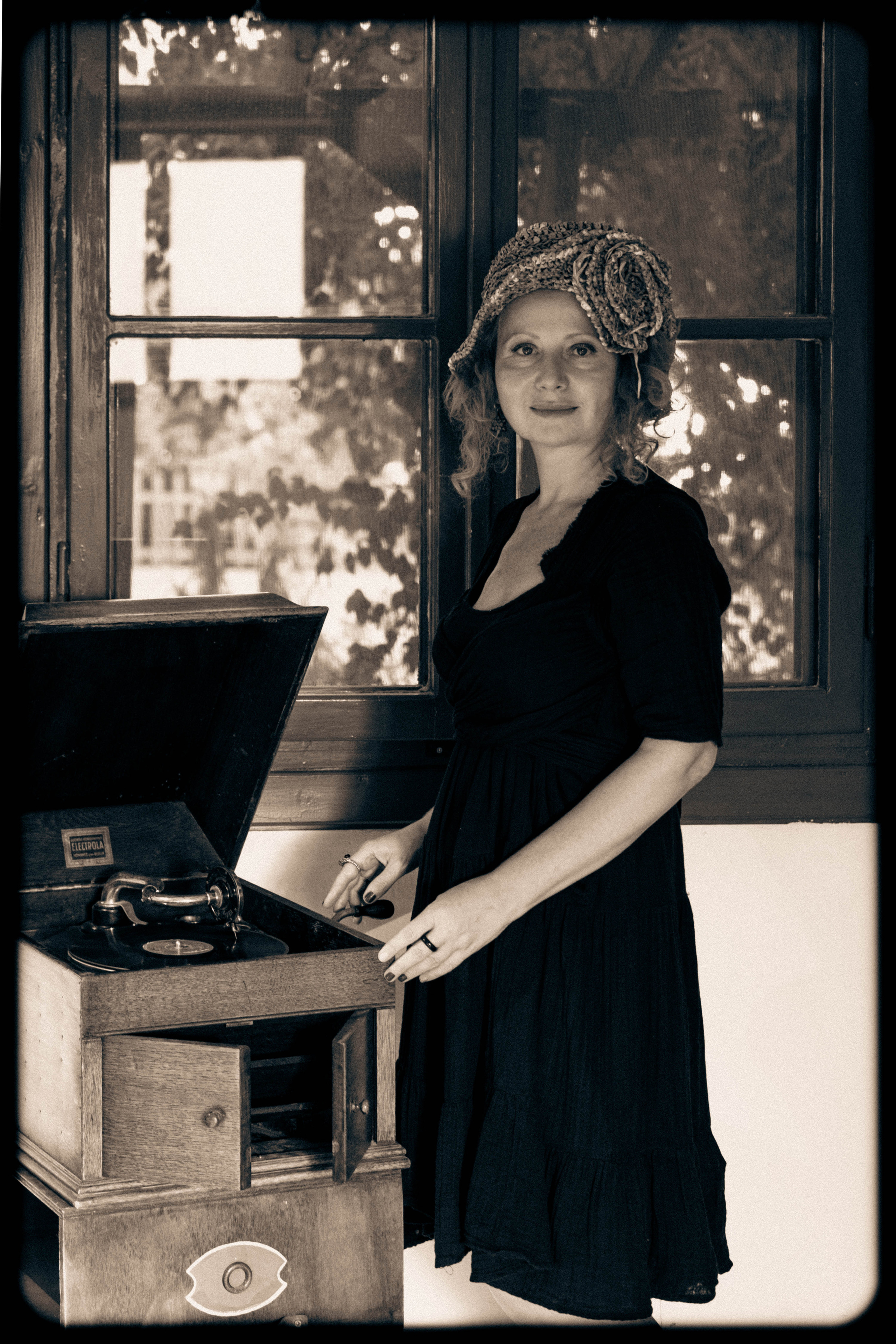 RETRO. Middle East Photo Agency סוכנות צילום המזרח התיכון — צילום מקצועי והדפסת מגנטים לאירועים