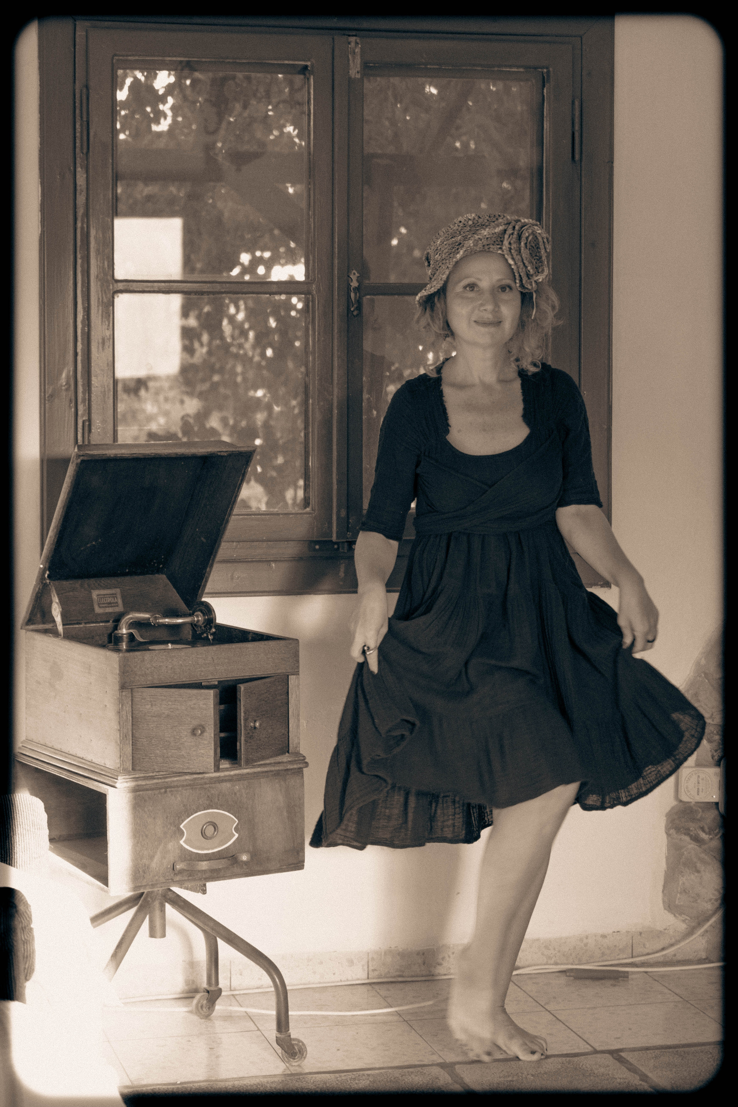 RETRO. Middle East Photo Agency סוכנות צילום המזרח התיכון — צילום מקצועי והדפסת מגנטים לאירועים