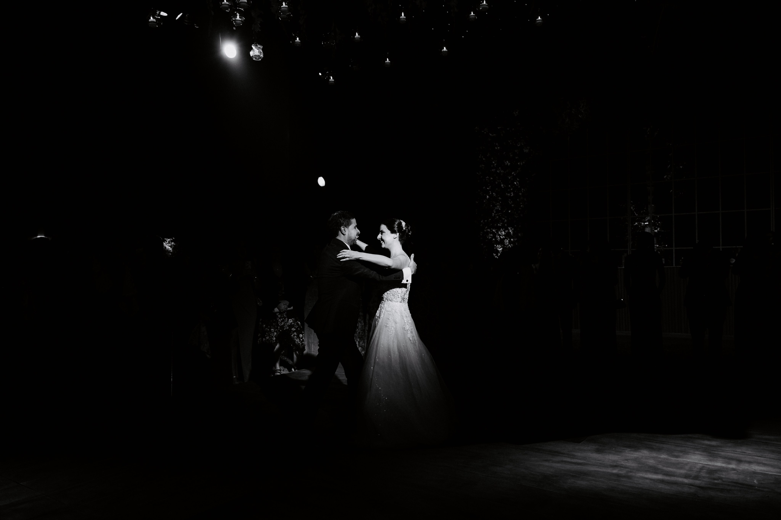 Un vistazo a la fiesta. Fotógrafo de Bodas en Lima | Ronhy Altamirano. Fotografía narrativa y cinematográfica para bodas, quinceañeras y eventos exclusivos