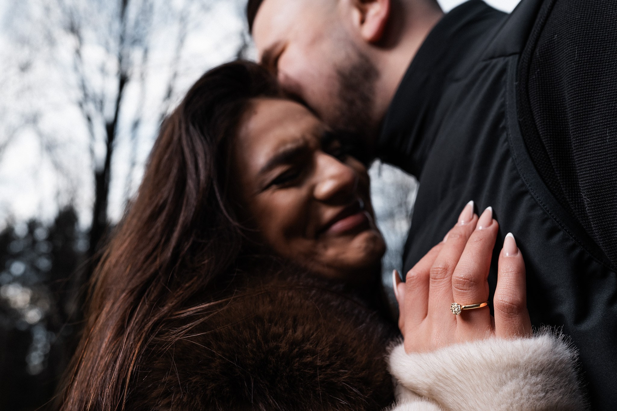 Fotografie de cuplu în natură în timpul unei ședințe foto de logodnă