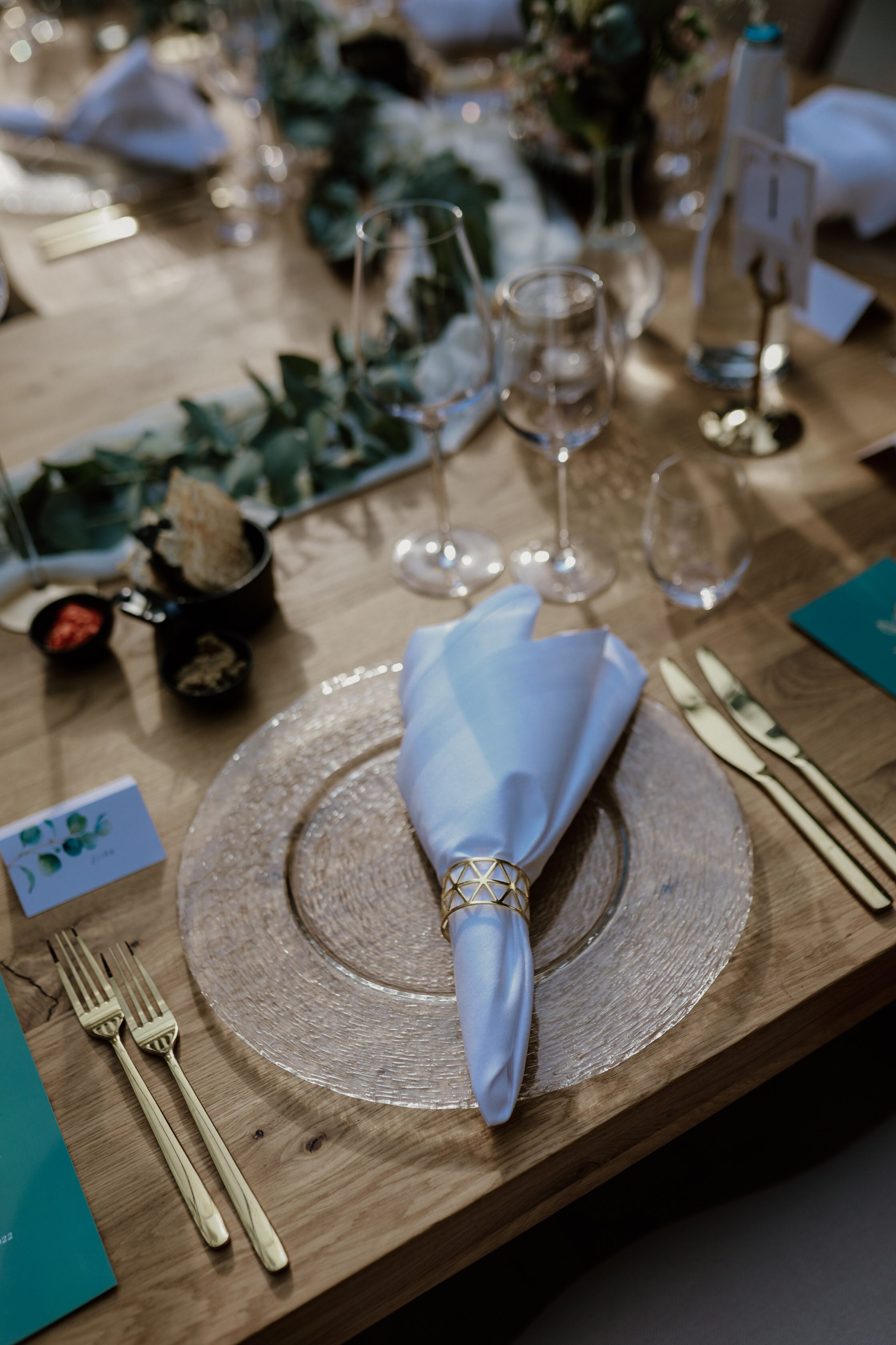 Natürliche Paarfotos im Morrhof mit mediterraner Architektur 