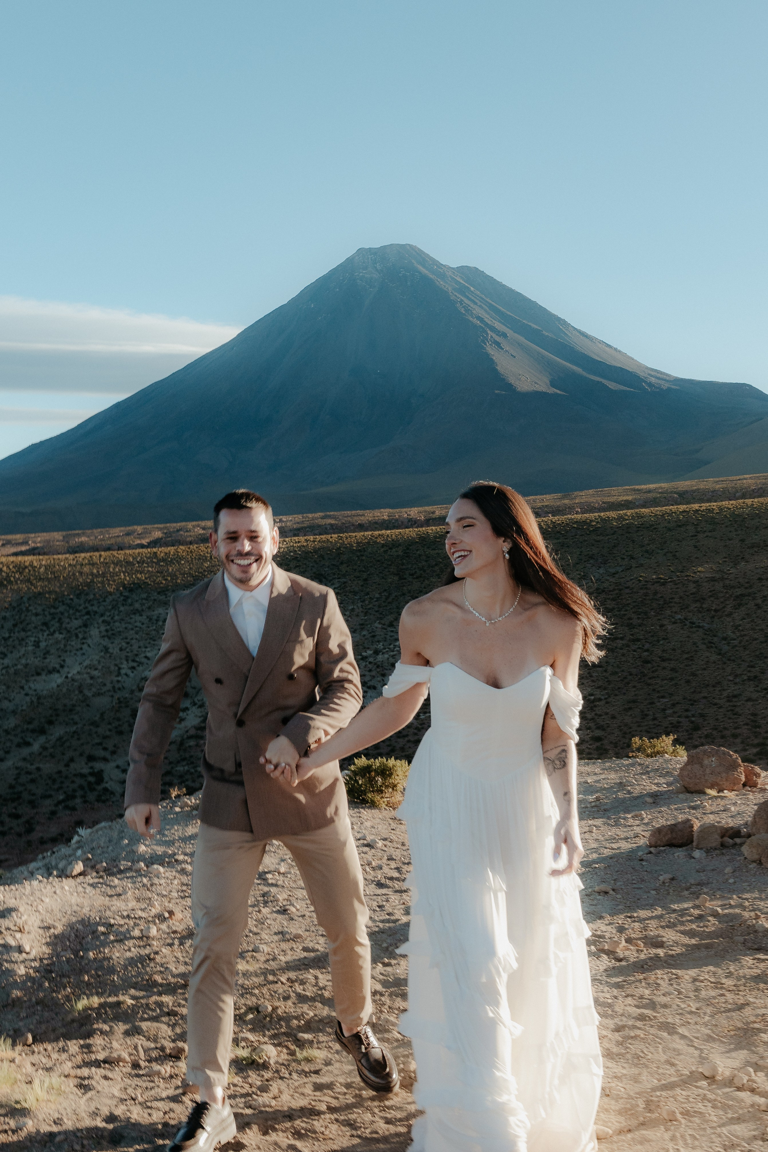 Pre-wedding no mirante do vulcão Licancabur. Photographer in San Pedro de Atacama