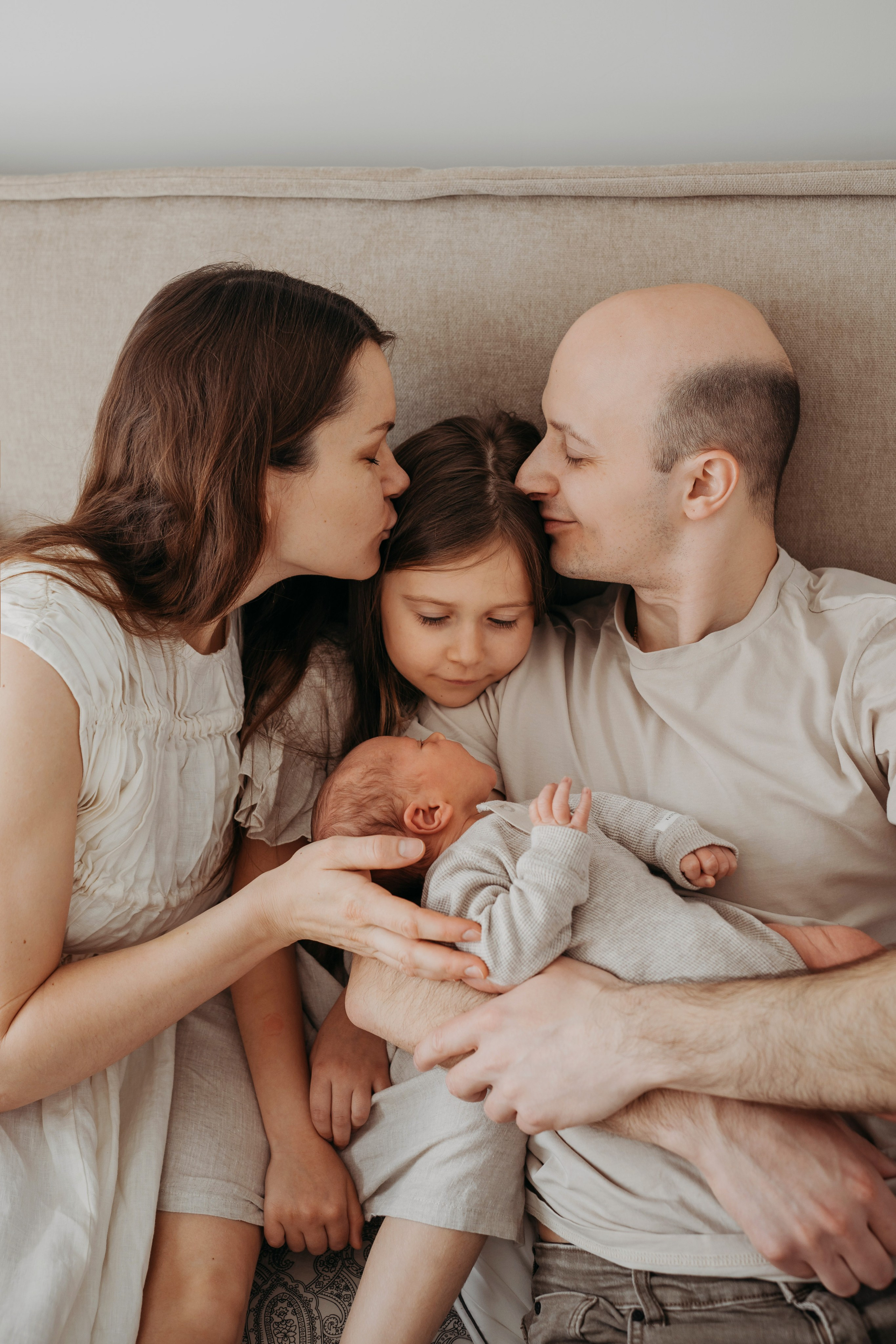 Лео и Соня (10 дней и 5 лет). Фотограф новорожденных и детей первого года Евгения Михалькевич