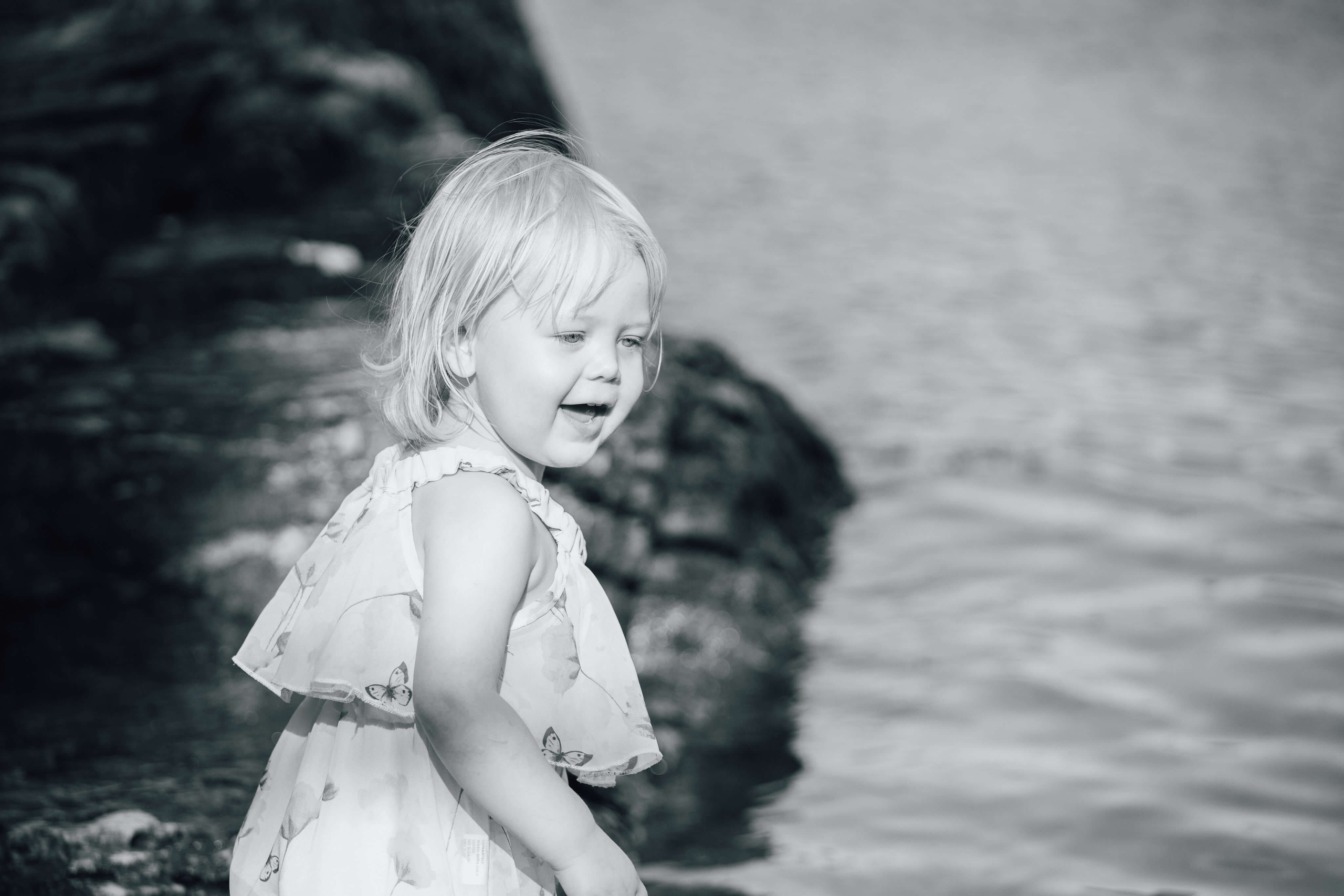 Utendørs familiefotografering med vakker natur som bakgrunn