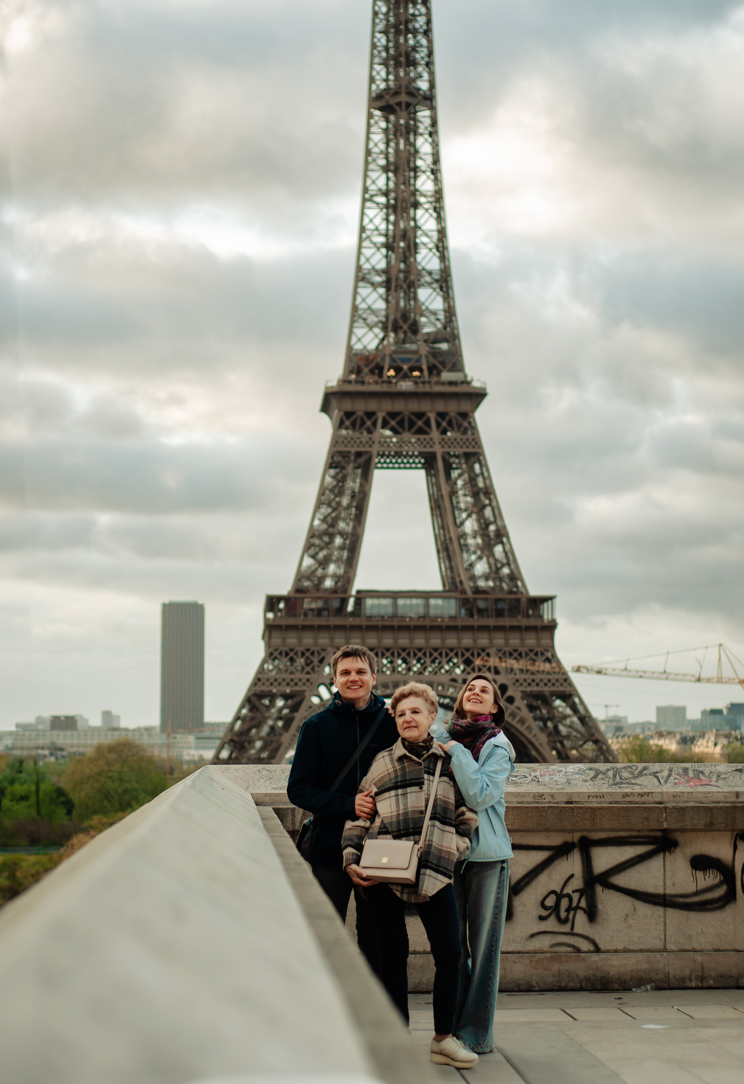 Family photoshoot at the Trocadero. Paris photographer — Polina Osipova